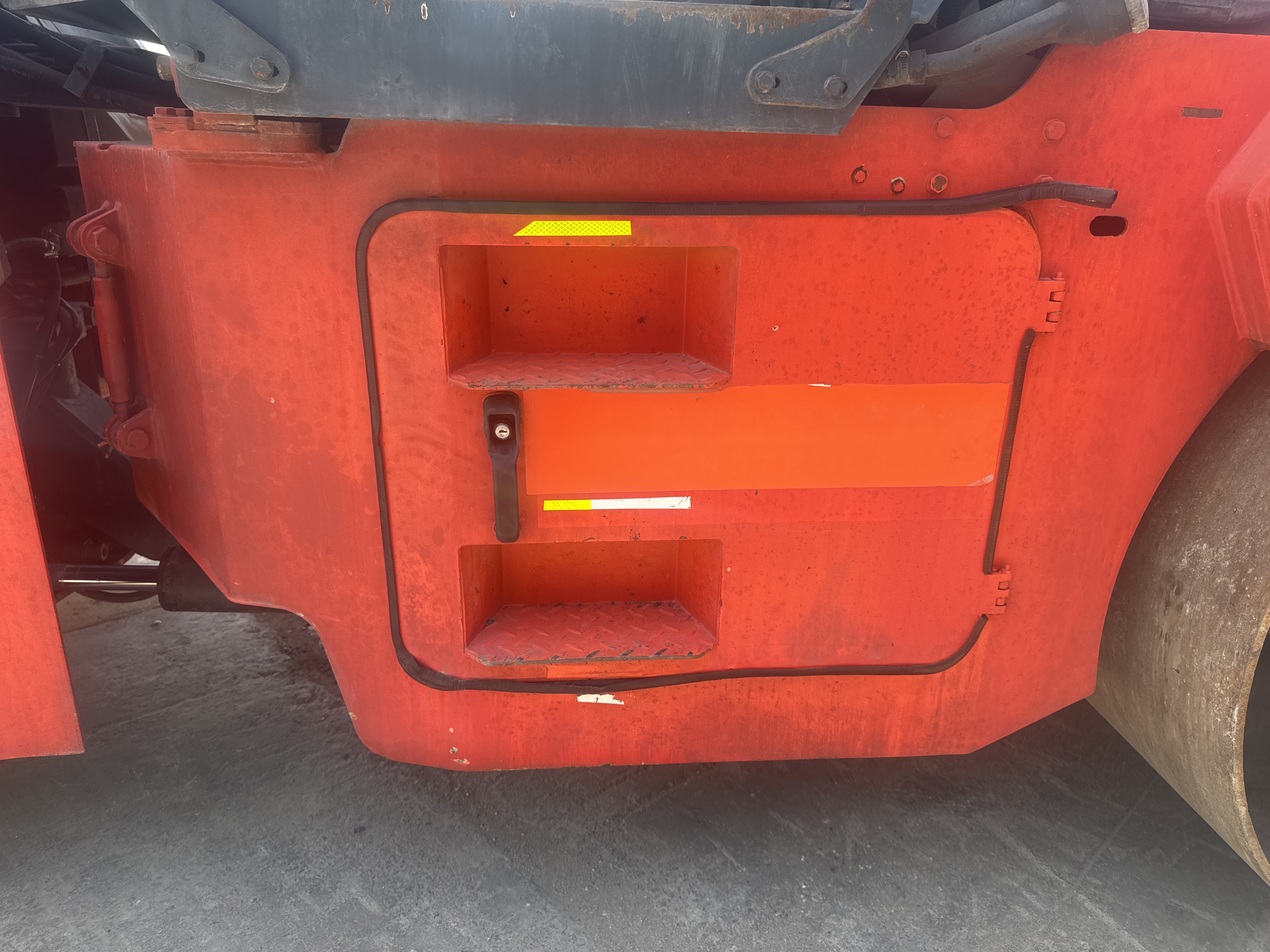 SRC-016-Hamm-HD-75-Tandem-rollers-inspection-Structure-Steps/ladders-1