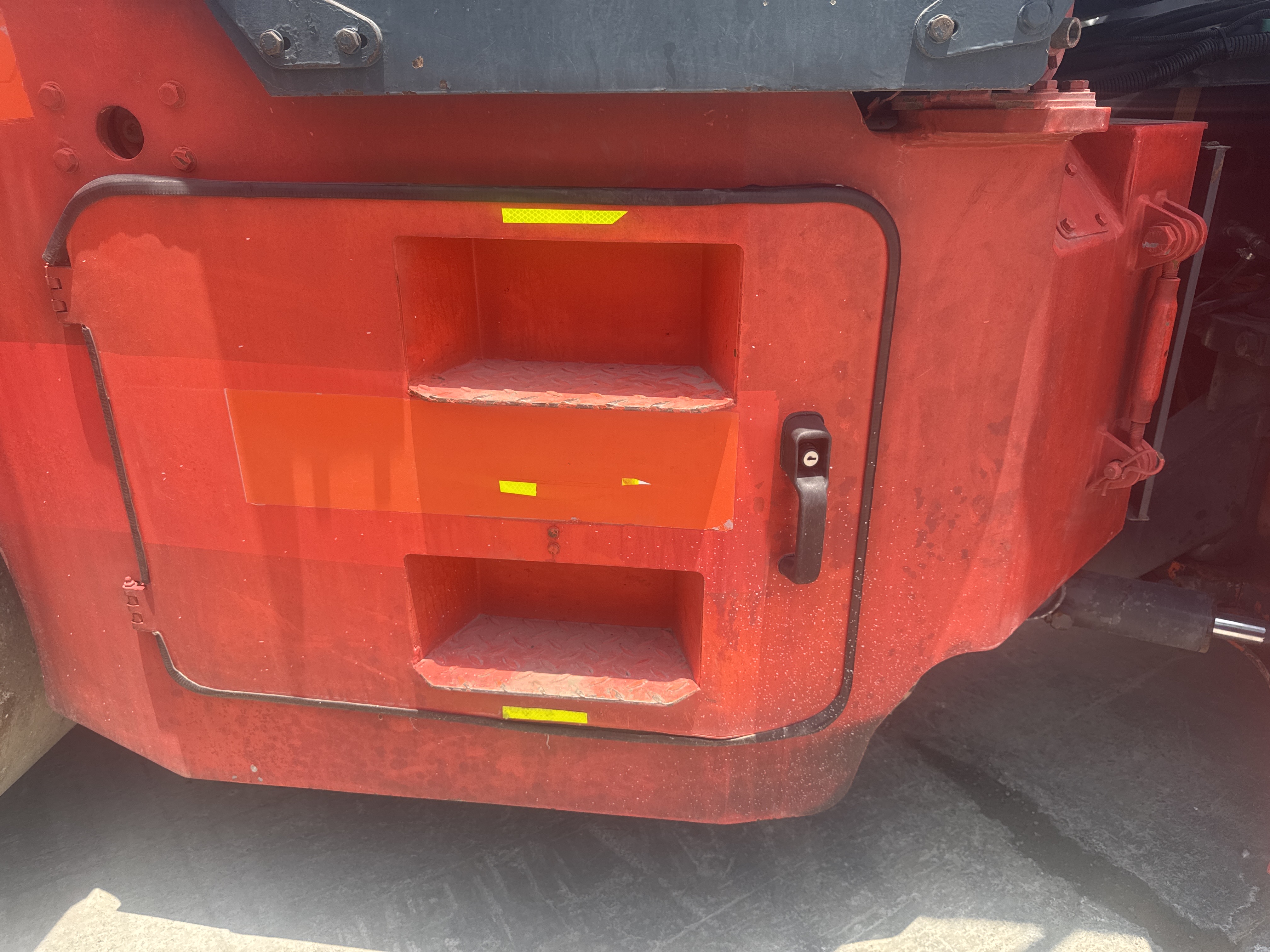 SRC-016-Hamm-HD-75-Tandem-rollers-inspection-Structure-Steps/ladders-1