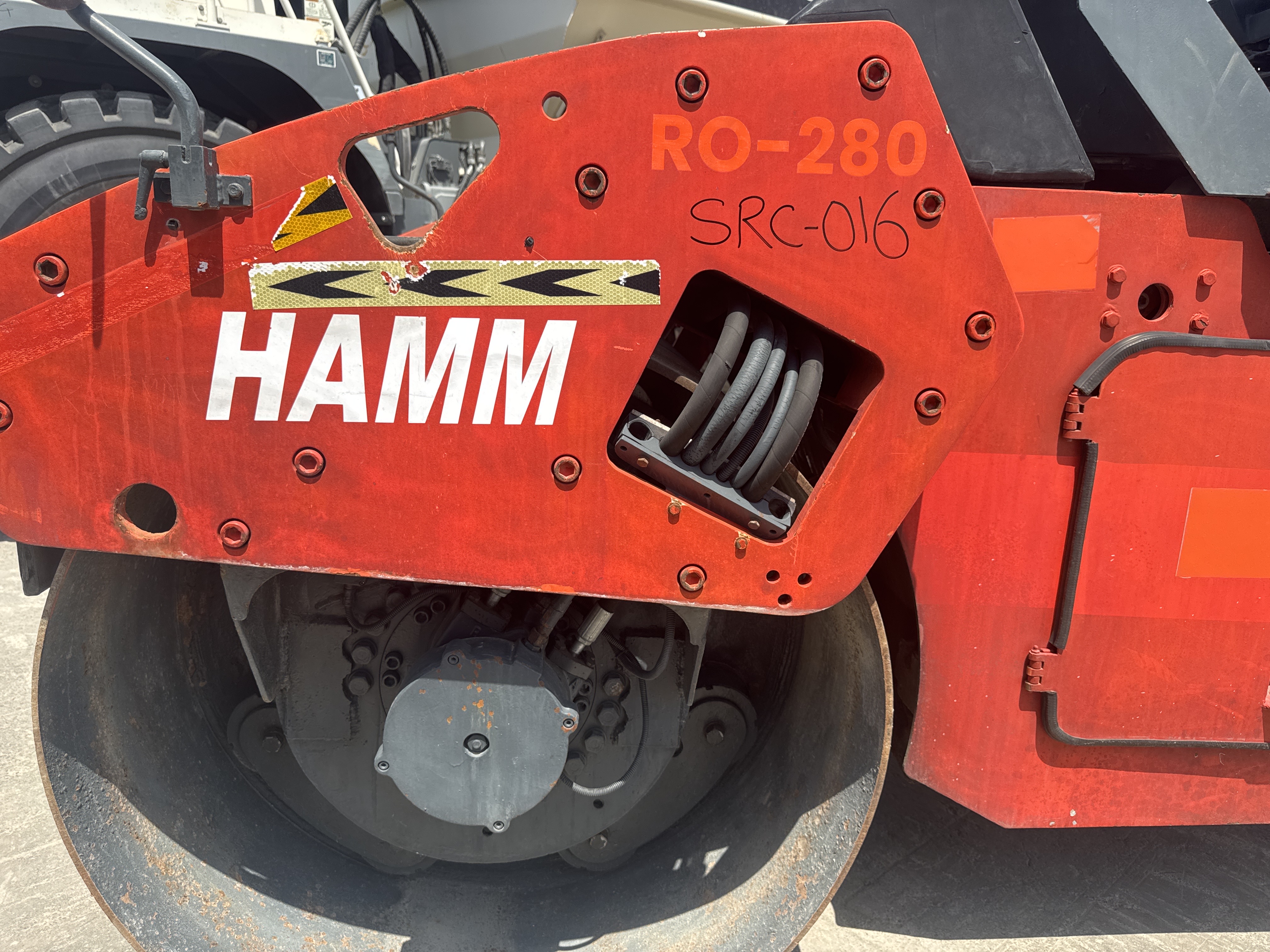 SRC-016-Hamm-HD-75-Tandem-rollers-inspection-Structure-Paint-1