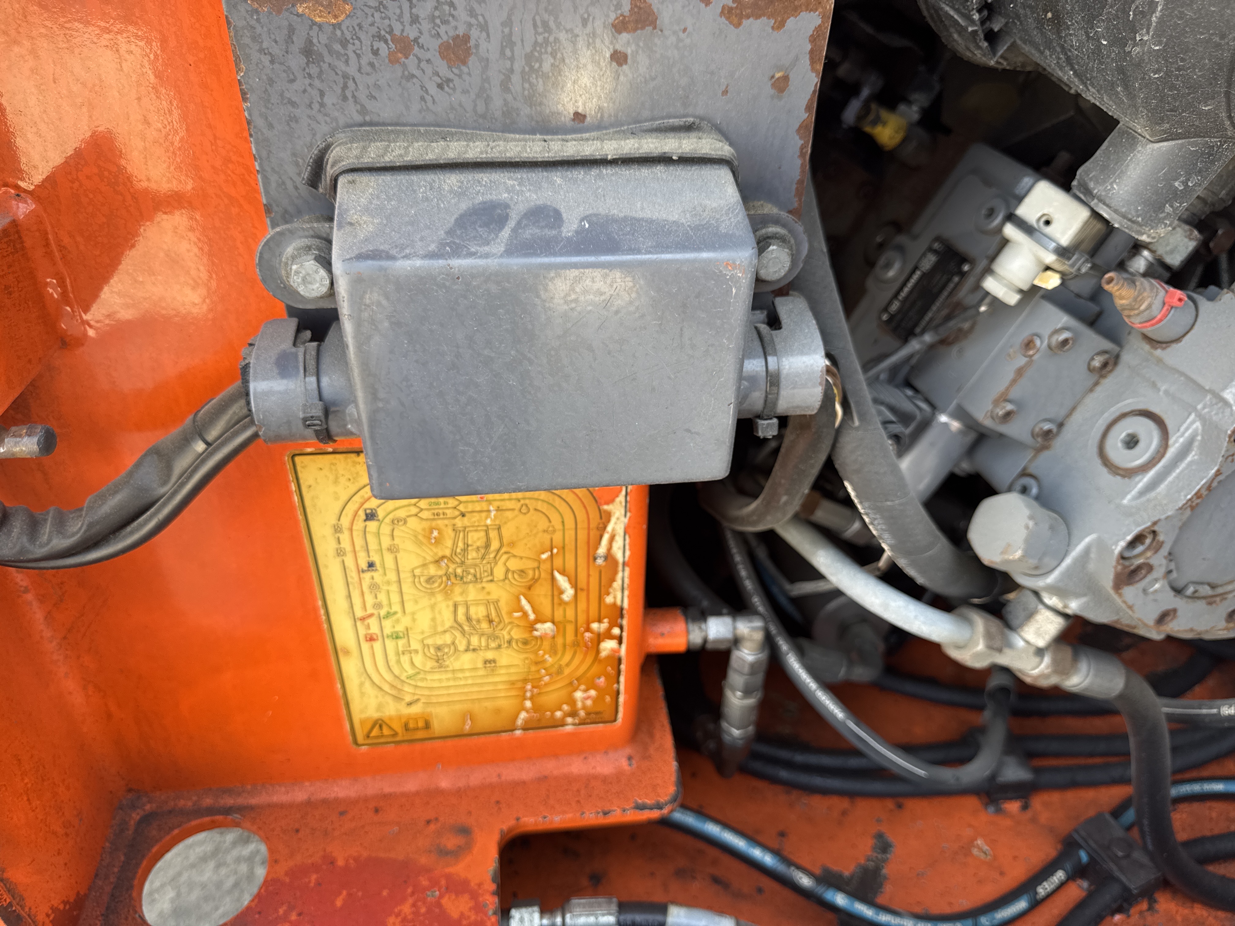 SRC-016-Hamm-HD-75-Tandem-rollers-inspection-Electronics-Fuse-box-1