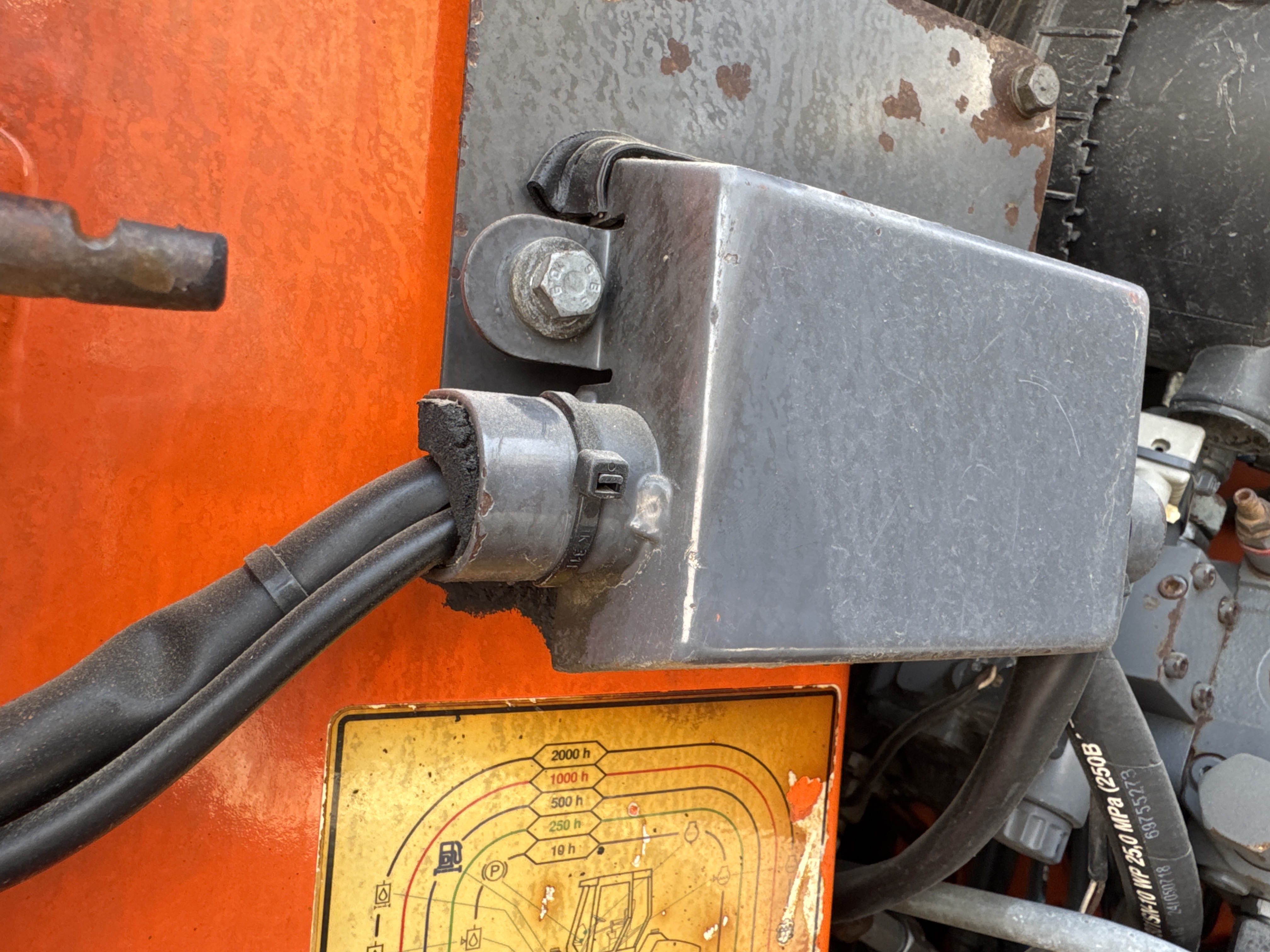 SRC-016-Hamm-HD-75-Tandem-rollers-inspection-Electronics-Fuse-box-1