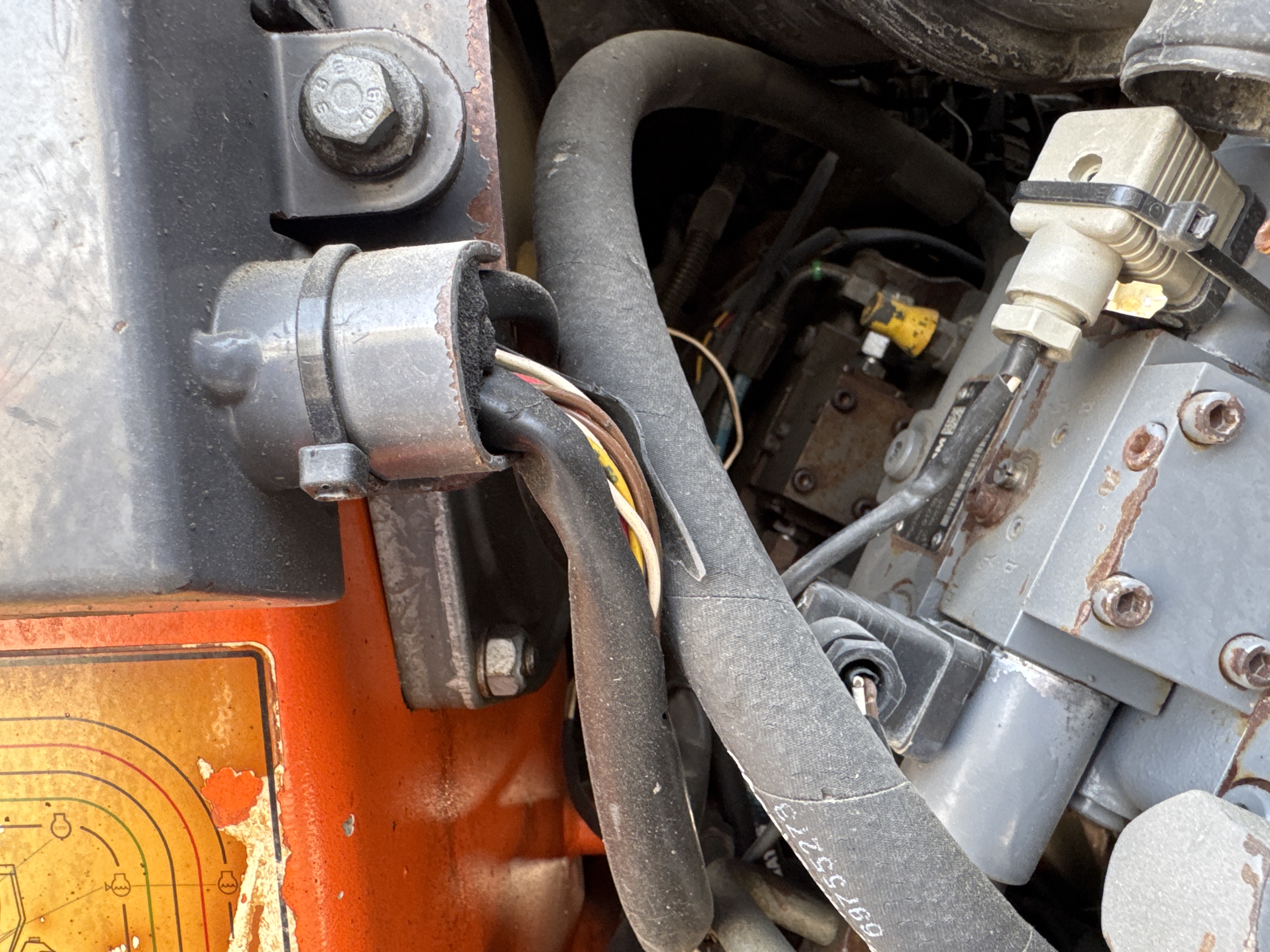 SRC-016-Hamm-HD-75-Tandem-rollers-inspection-Electronics-Fuse-box-1