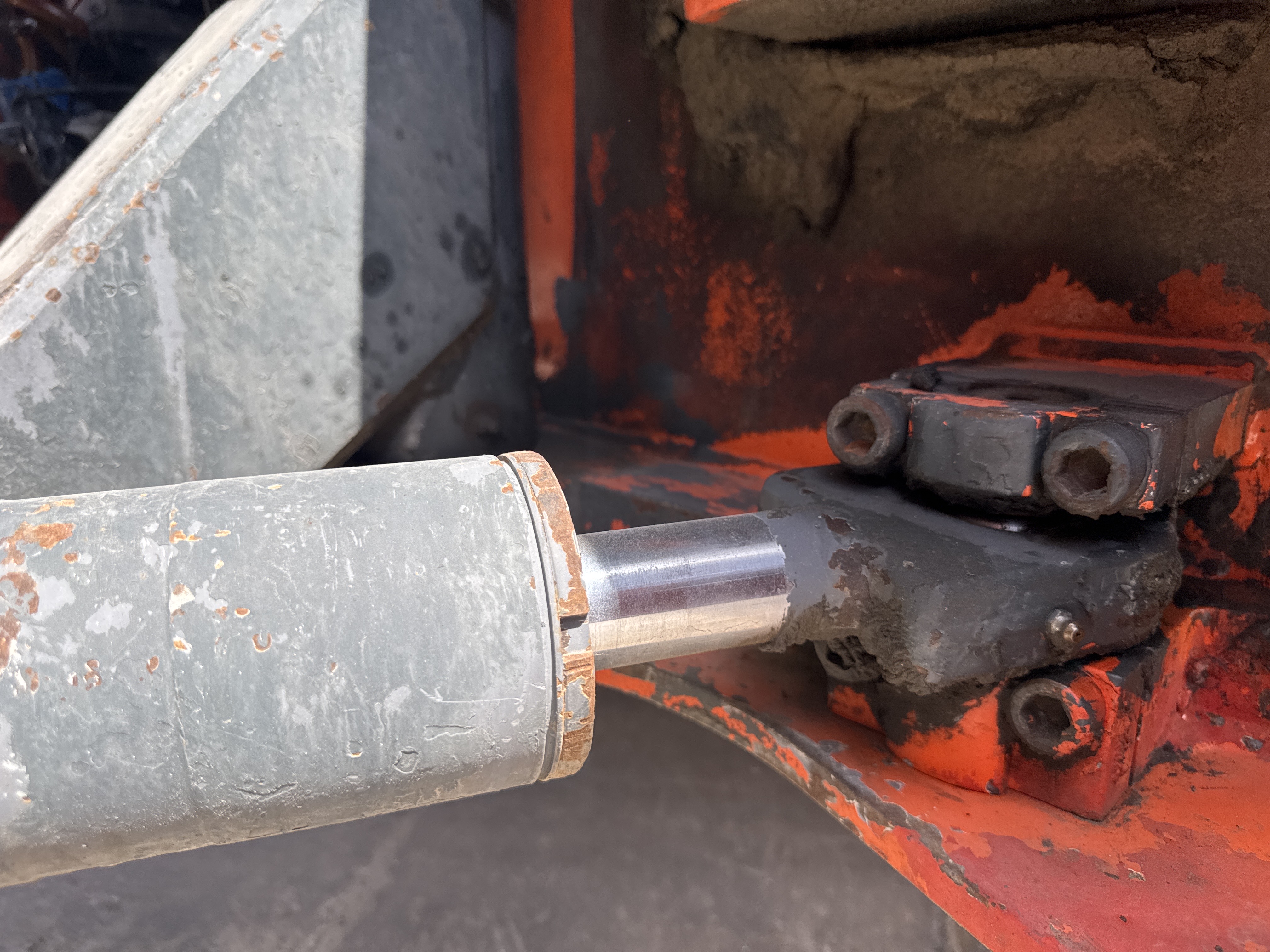 SRC-016-Hamm-HD-75-Tandem-rollers-inspection-Hydraulics-Steering-cylinders-1