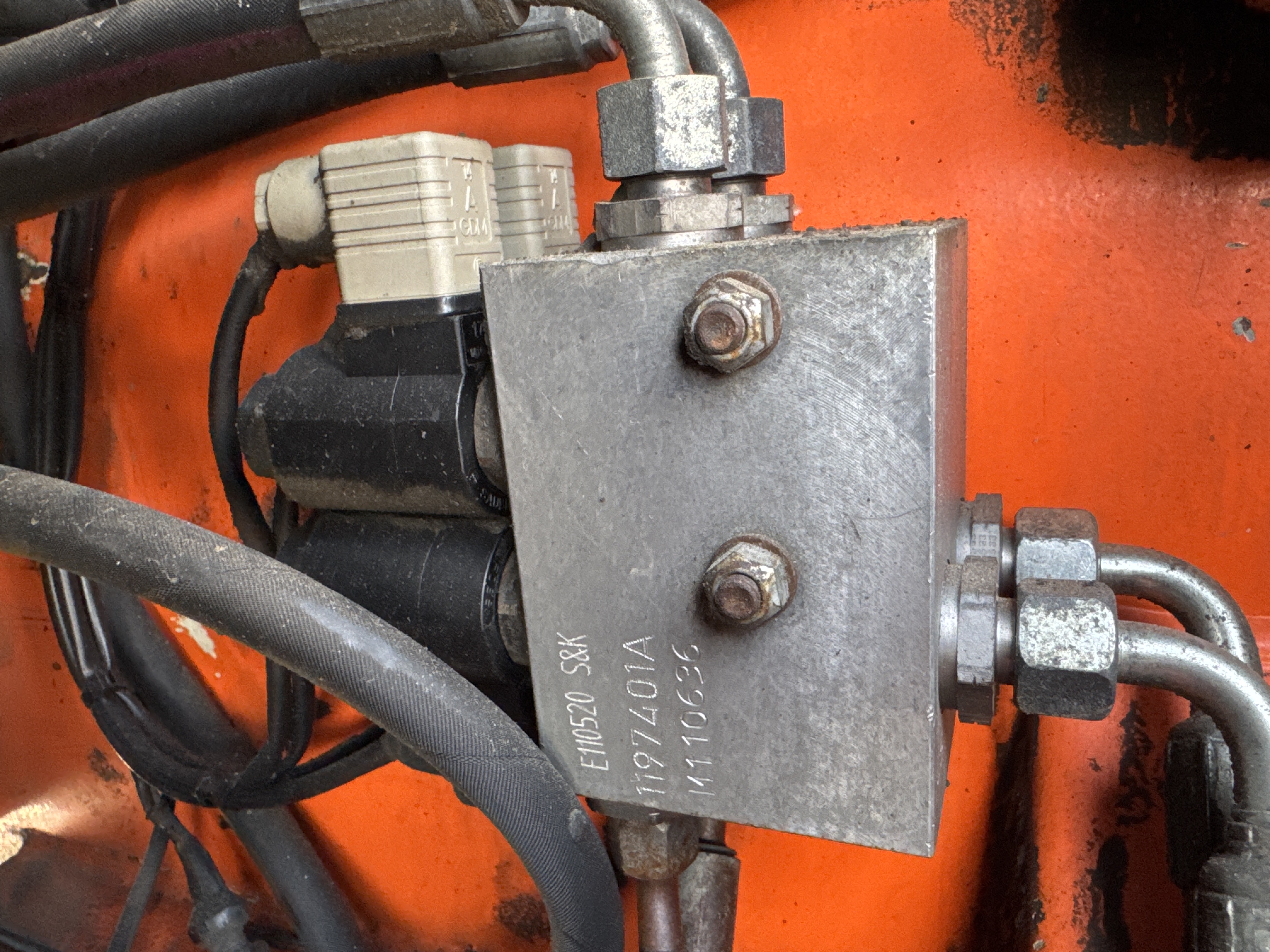 SRC-016-Hamm-HD-75-Tandem-rollers-inspection-Hydraulics-Main-control-valve-(MCV)-1