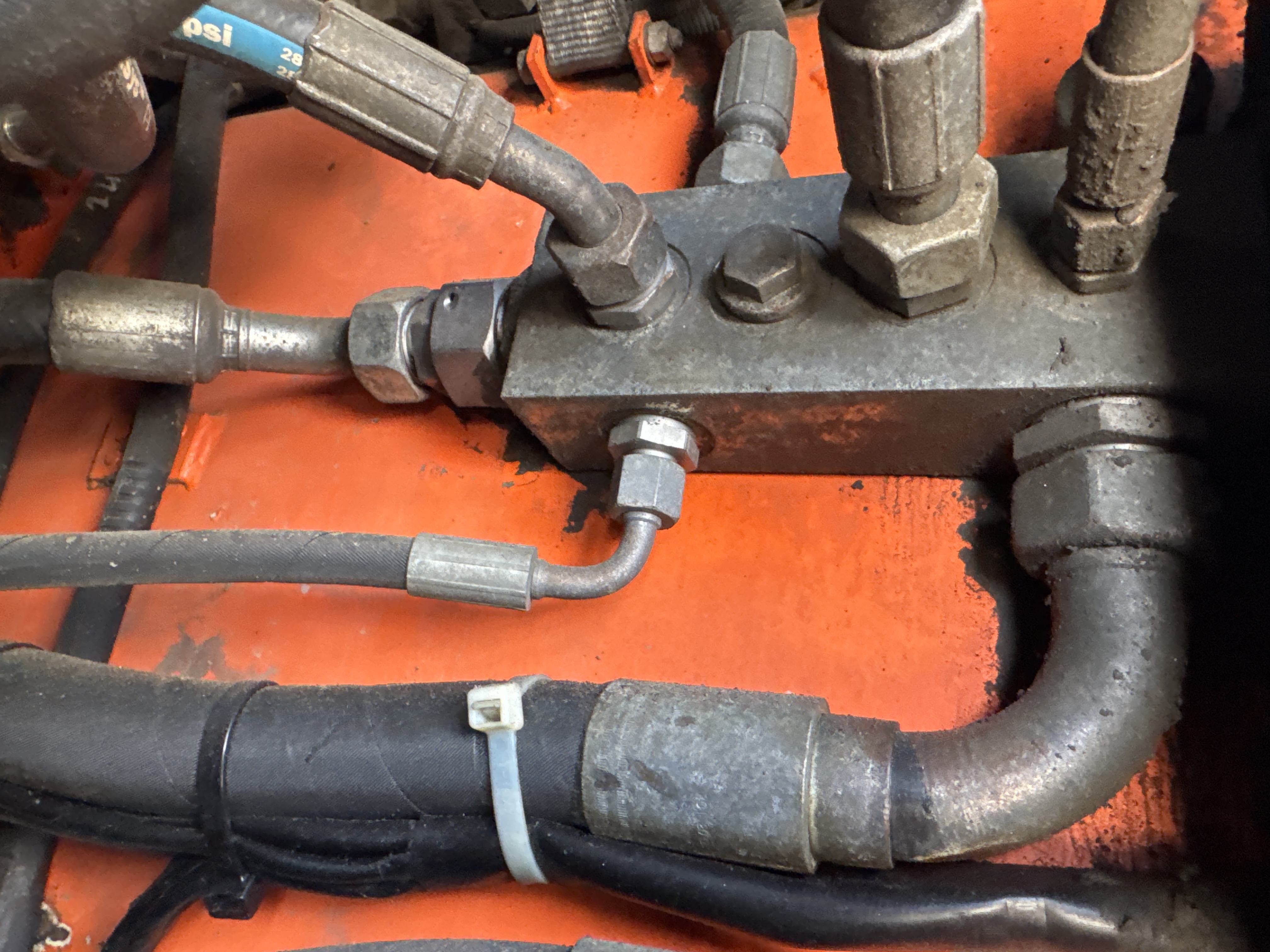 SRC-016-Hamm-HD-75-Tandem-rollers-inspection-Hydraulics-Main-control-valve-(MCV)-1