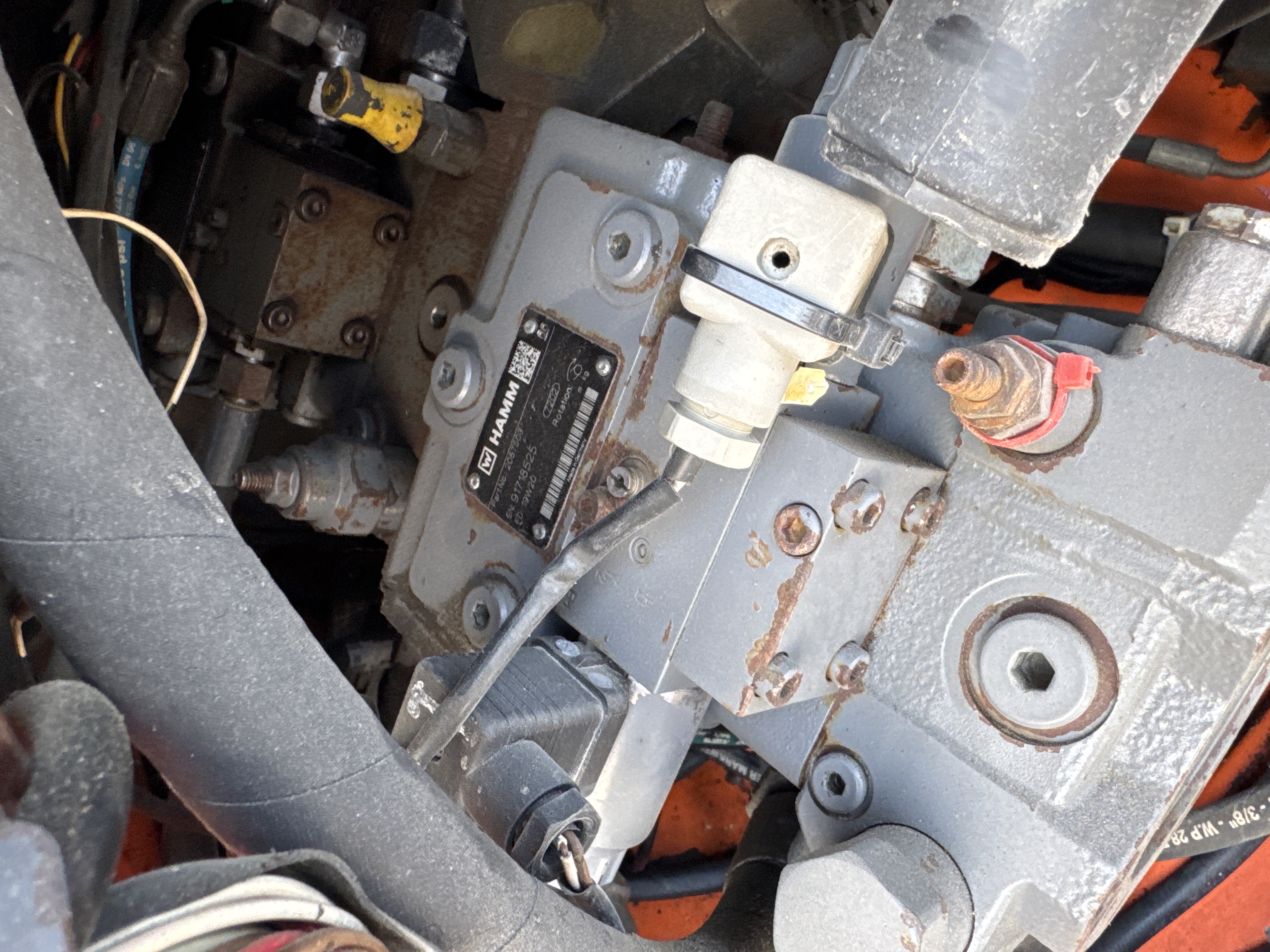 SRC-016-Hamm-HD-75-Tandem-rollers-inspection-Hydraulics-Hydraulic-pump-1