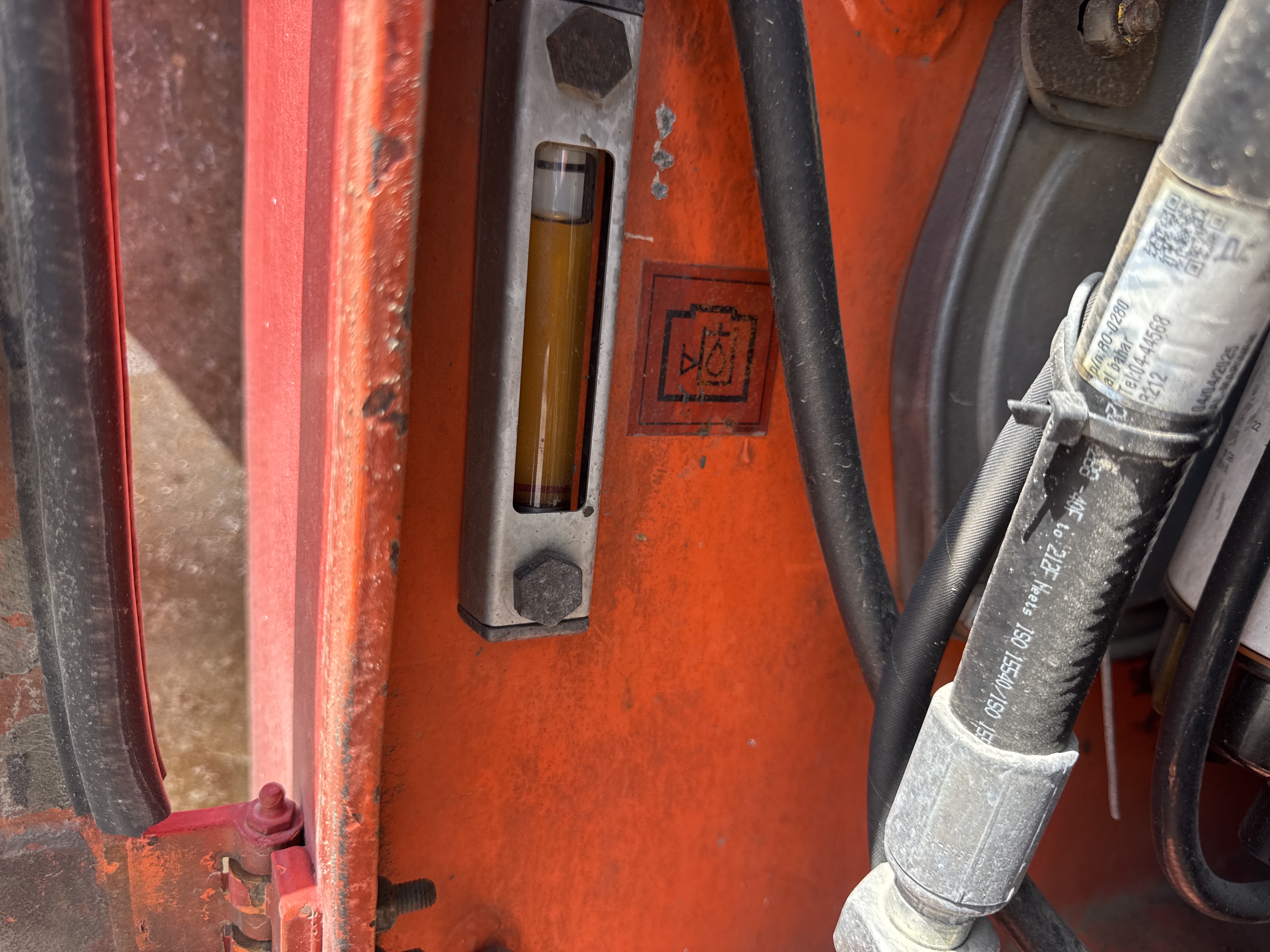 SRC-016-Hamm-HD-75-Tandem-rollers-inspection-Hydraulics-Hydraulic-Tank-1