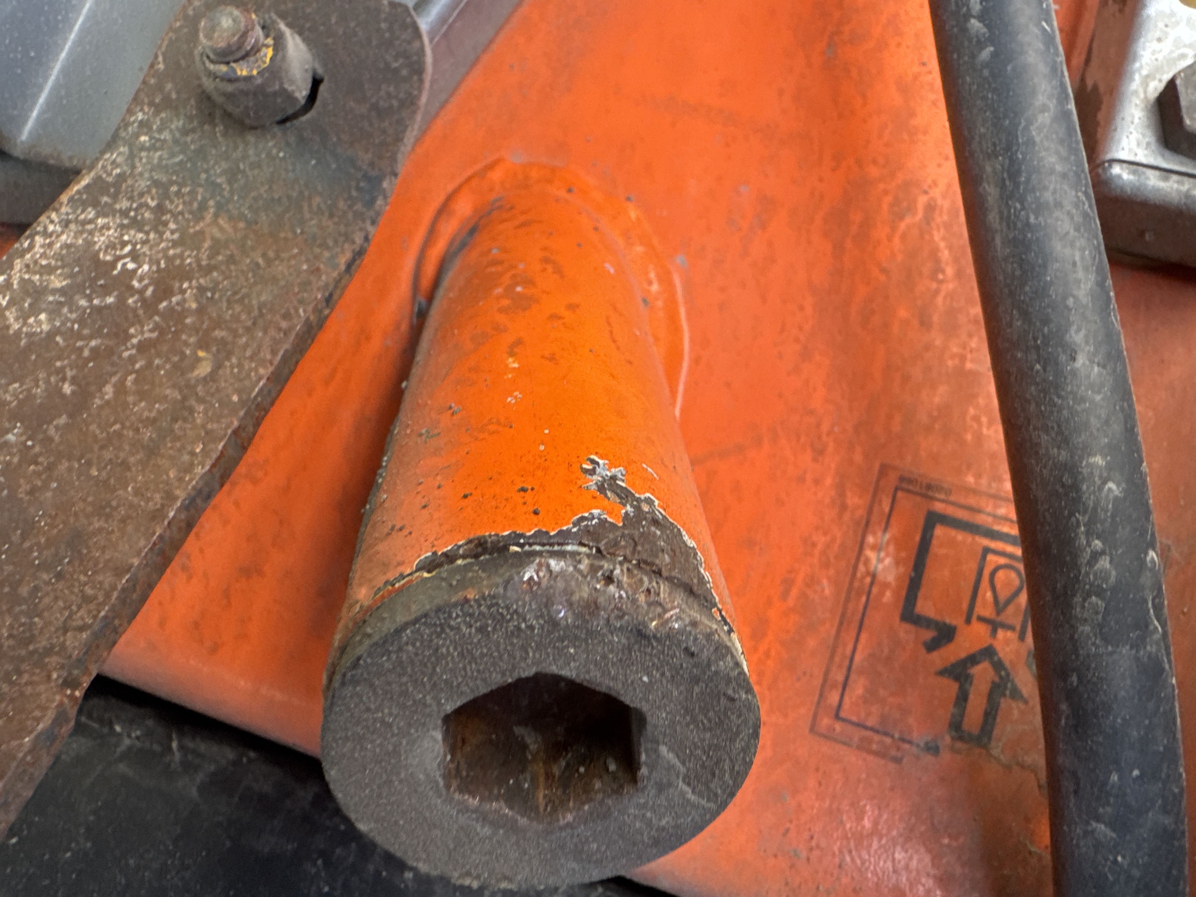 SRC-016-Hamm-HD-75-Tandem-rollers-inspection-Hydraulics-Hydraulic-Tank-1