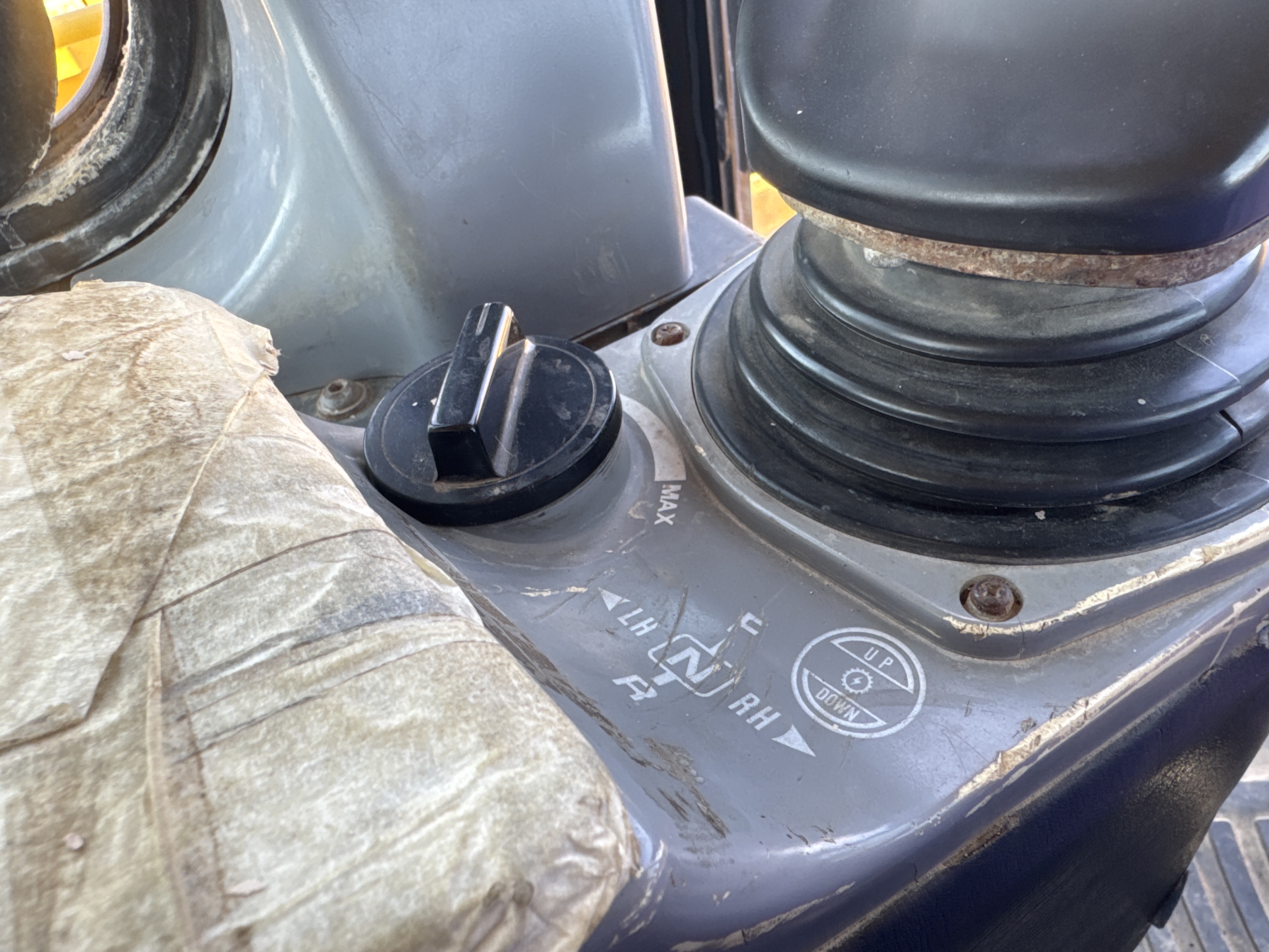 CDB-020-Komatsu-D155A-6R-Crawler-dozers-inspection-Cabin-Electronic-instrument-board-1
