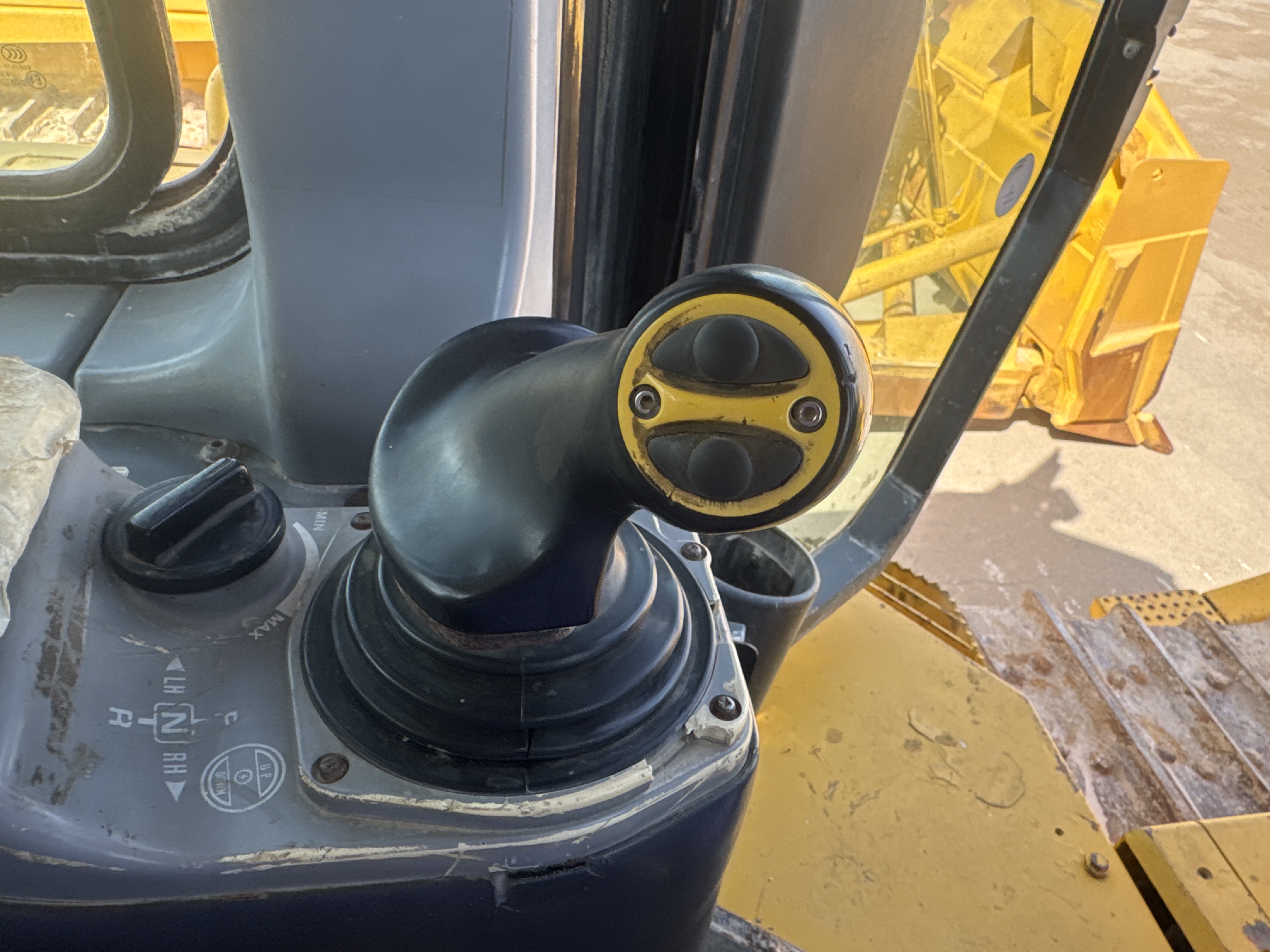 CDB-020-Komatsu-D155A-6R-Crawler-dozers-inspection-Cabin-Joysticks-1