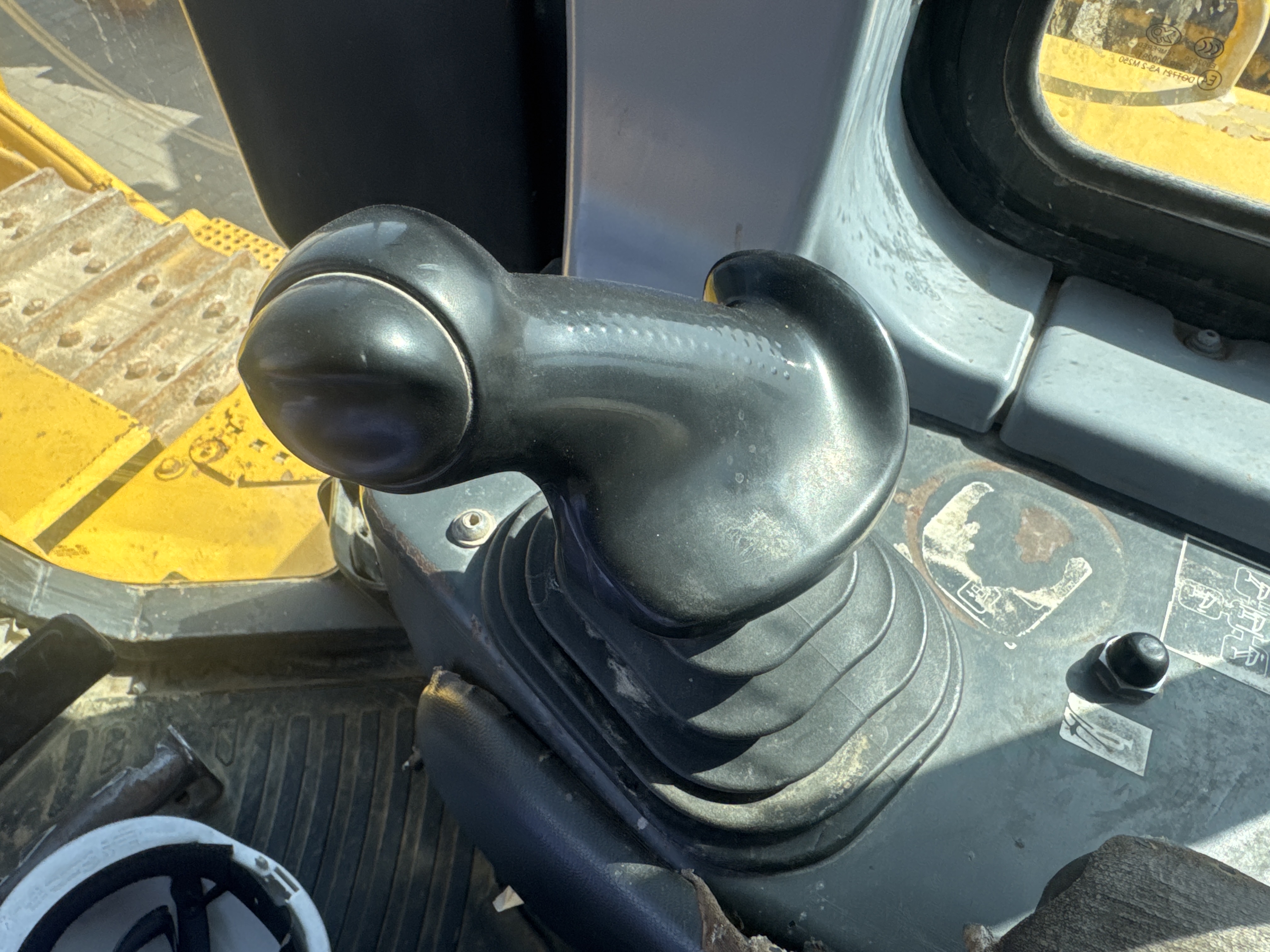 CDB-020-Komatsu-D155A-6R-Crawler-dozers-inspection-Cabin-Joysticks-1