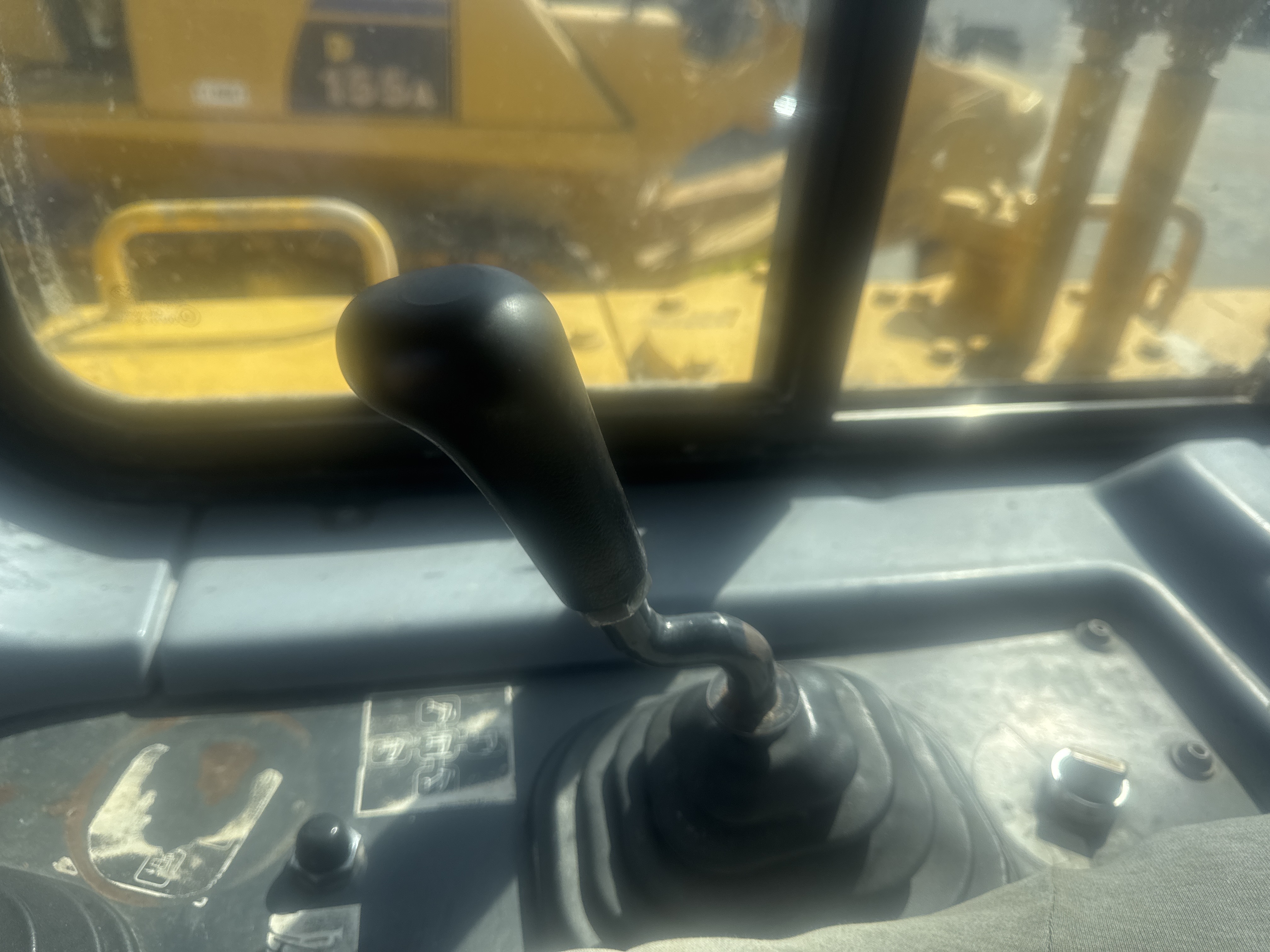 CDB-020-Komatsu-D155A-6R-Crawler-dozers-inspection-Cabin-Joysticks-1