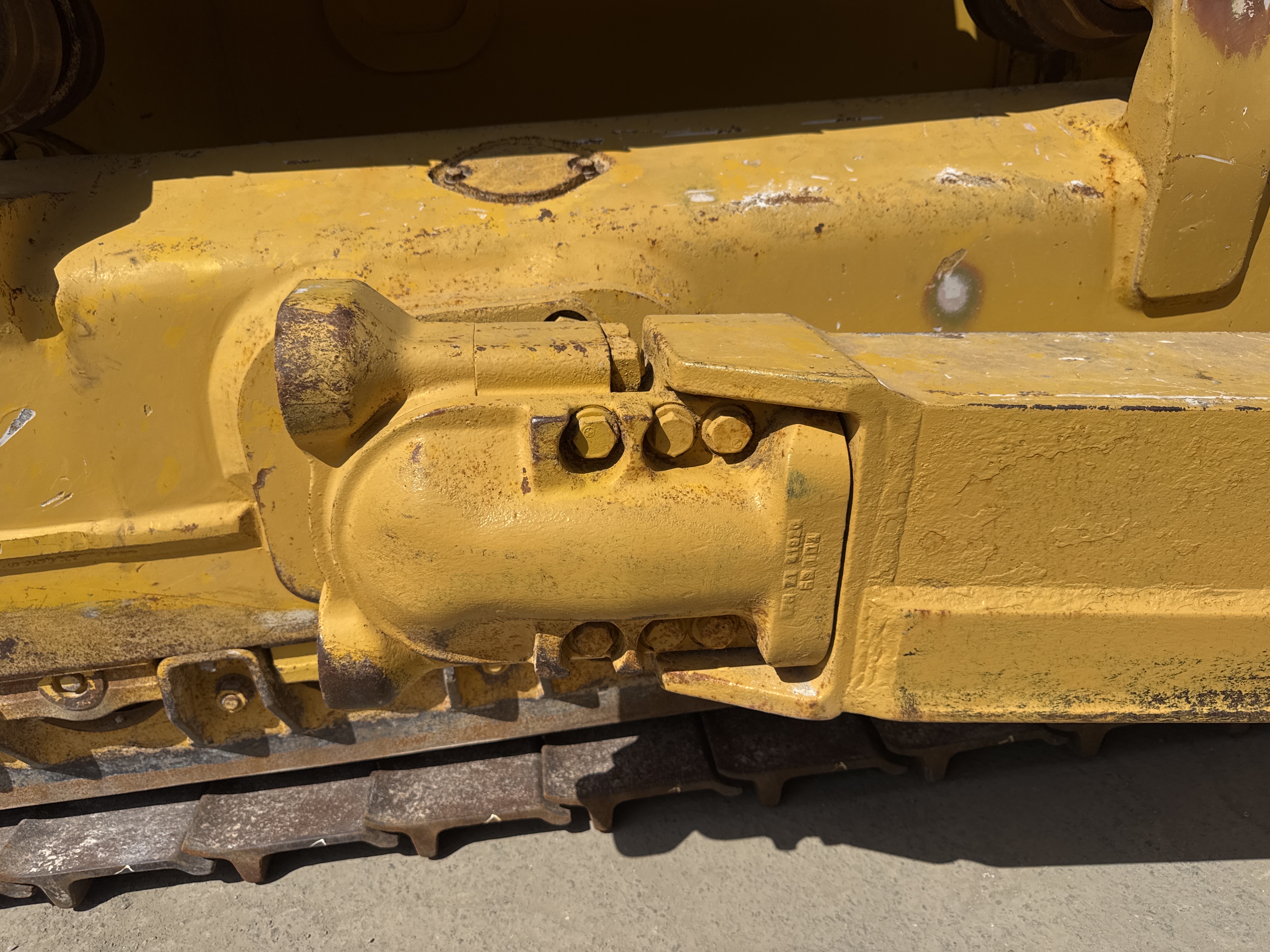 CDB-020-Komatsu-D155A-6R-Crawler-dozers-inspection-Attachment-Push-arm-1