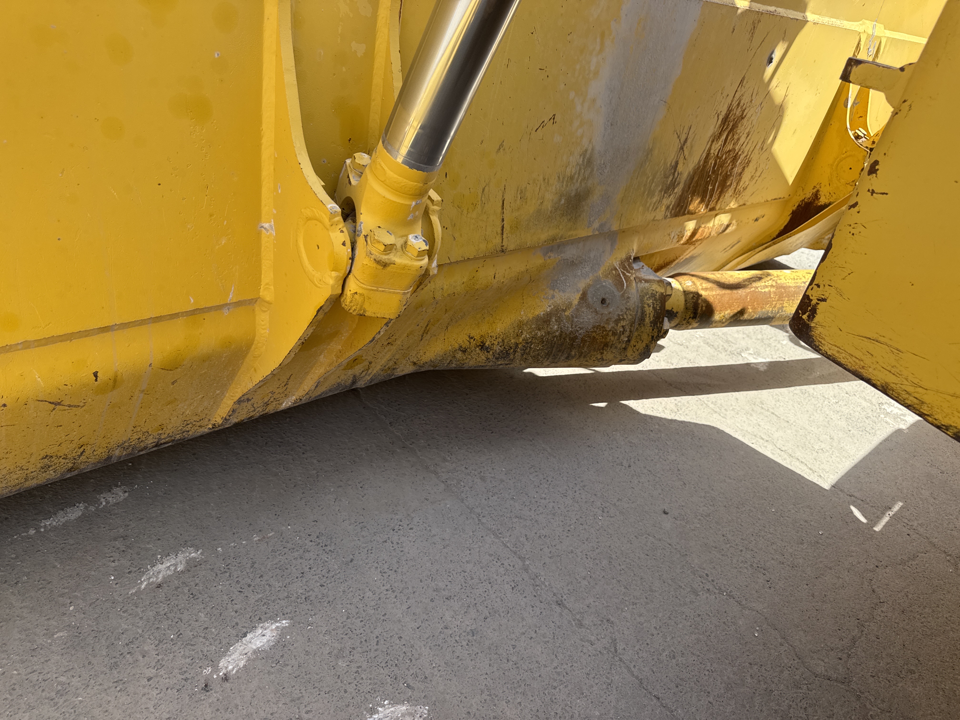 CDB-020-Komatsu-D155A-6R-Crawler-dozers-inspection-Attachment-Push-arm-1