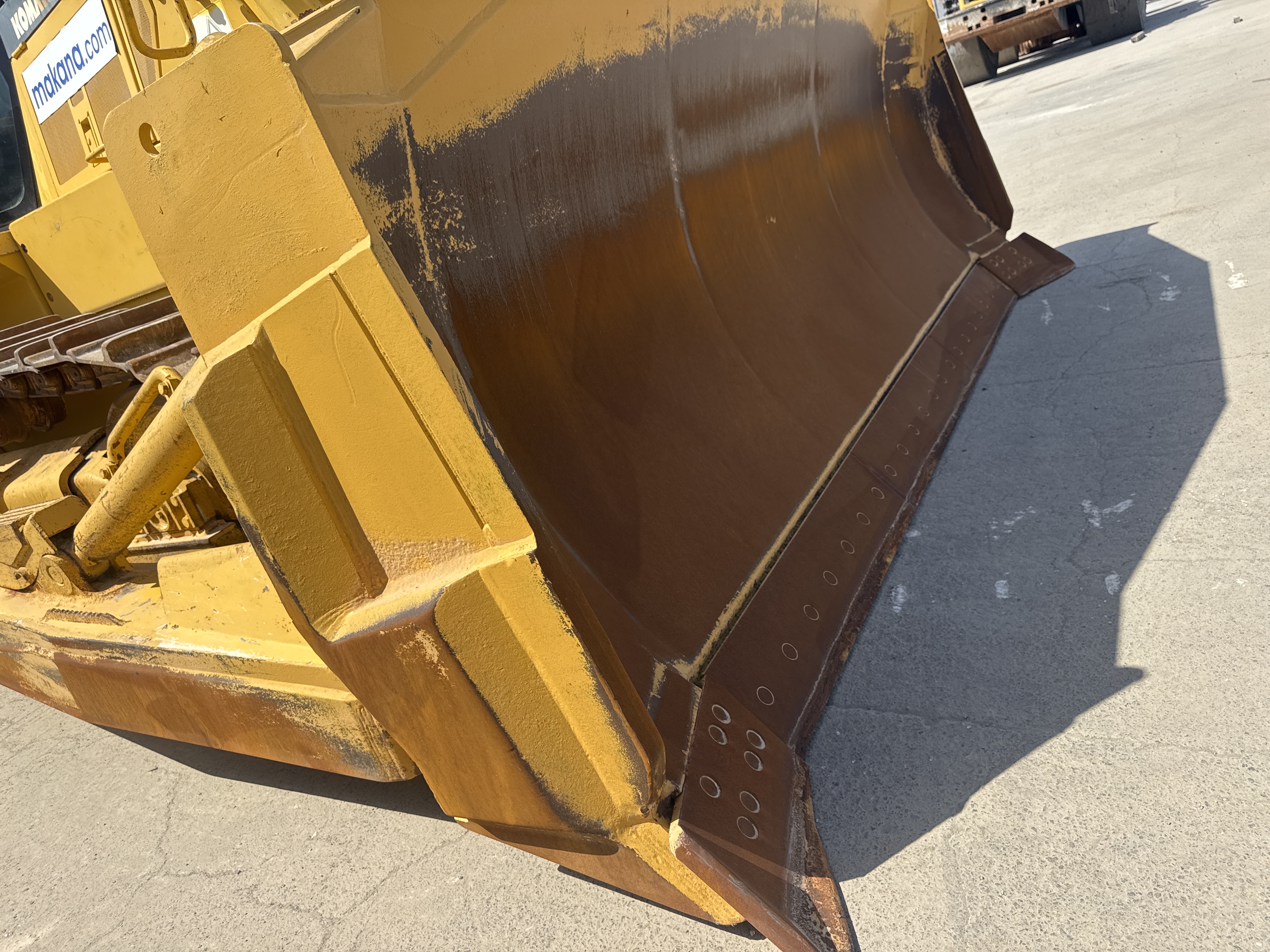 CDB-020-Komatsu-D155A-6R-Crawler-dozers-inspection-Attachment-Dozer-blade-cutting-edge-1
