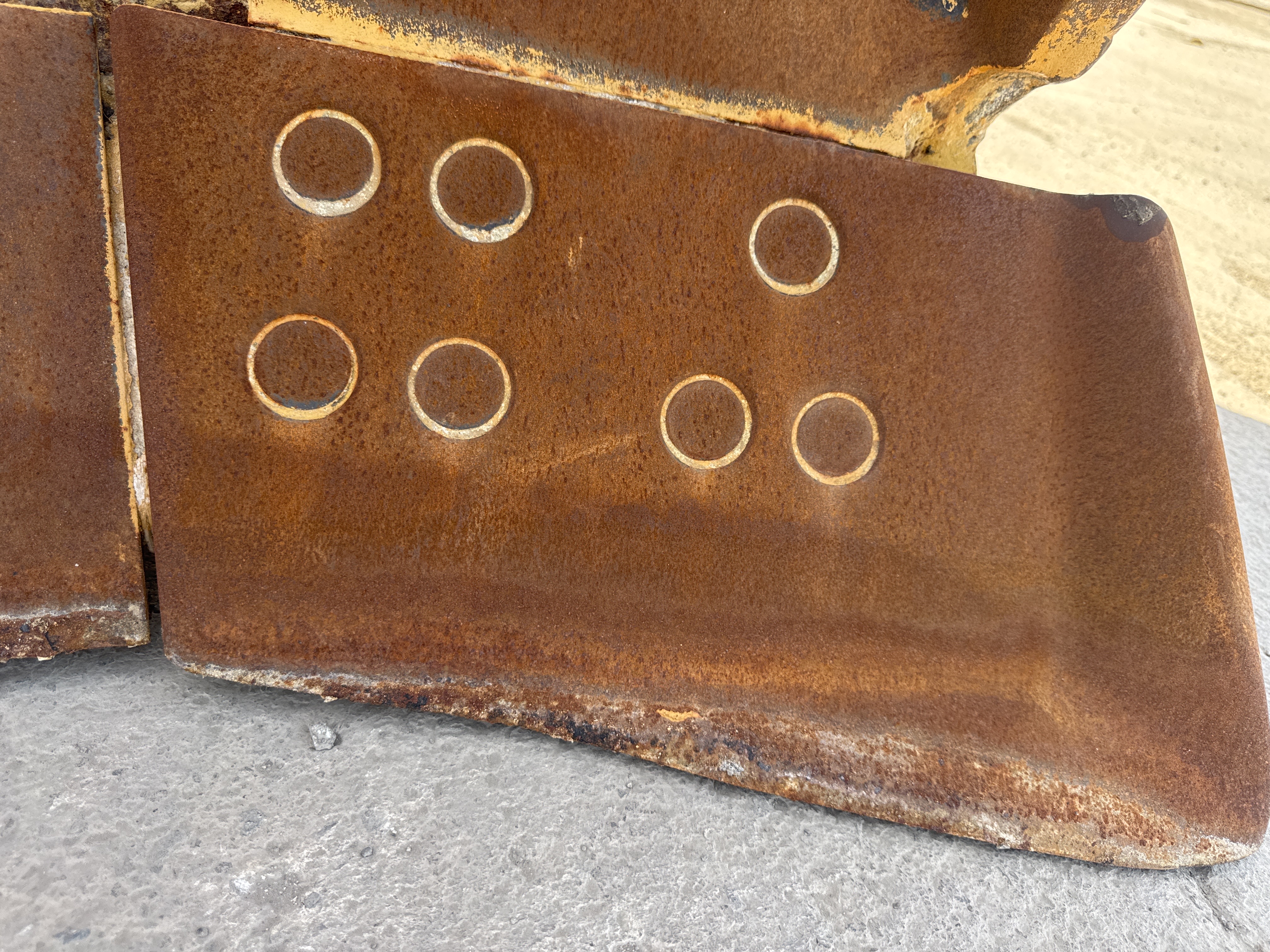 CDB-020-Komatsu-D155A-6R-Crawler-dozers-inspection-Attachment-Dozer-blade-cutting-edge-1