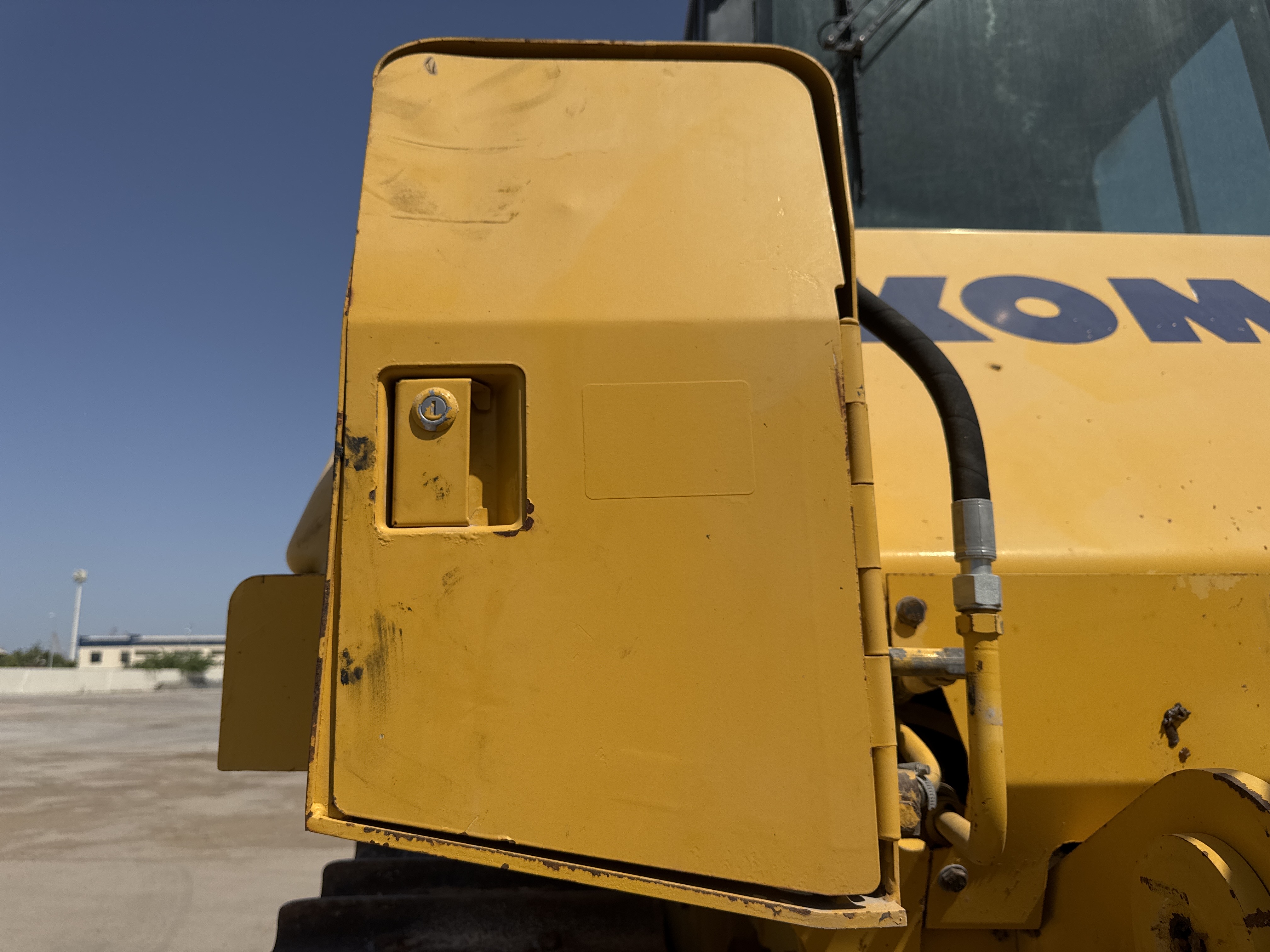 CDB-020-Komatsu-D155A-6R-Crawler-dozers-inspection-Structure-Sheet-metal-(fiberglass)-1