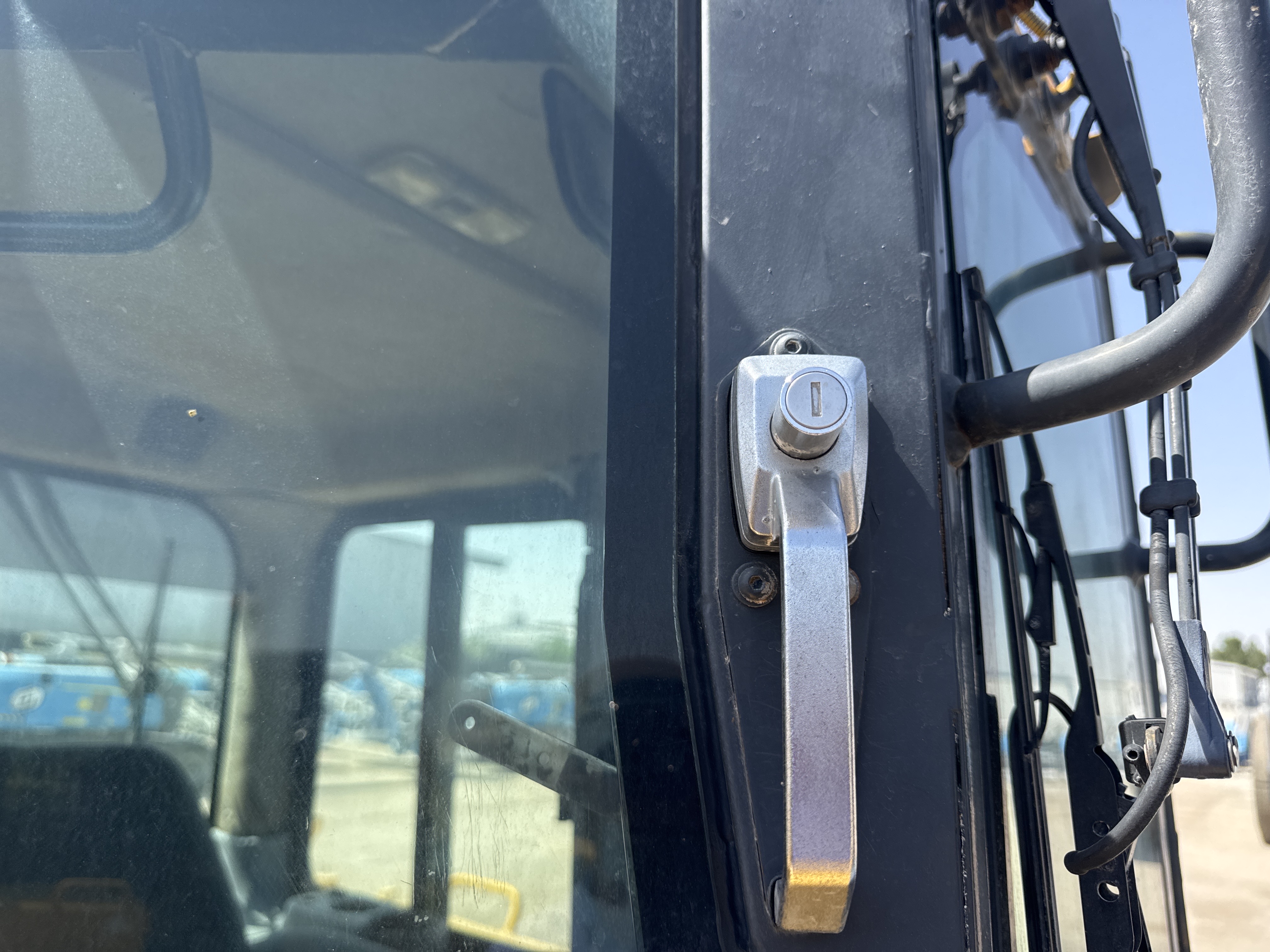 CDB-020-Komatsu-D155A-6R-Crawler-dozers-inspection-Structure-Doors-1