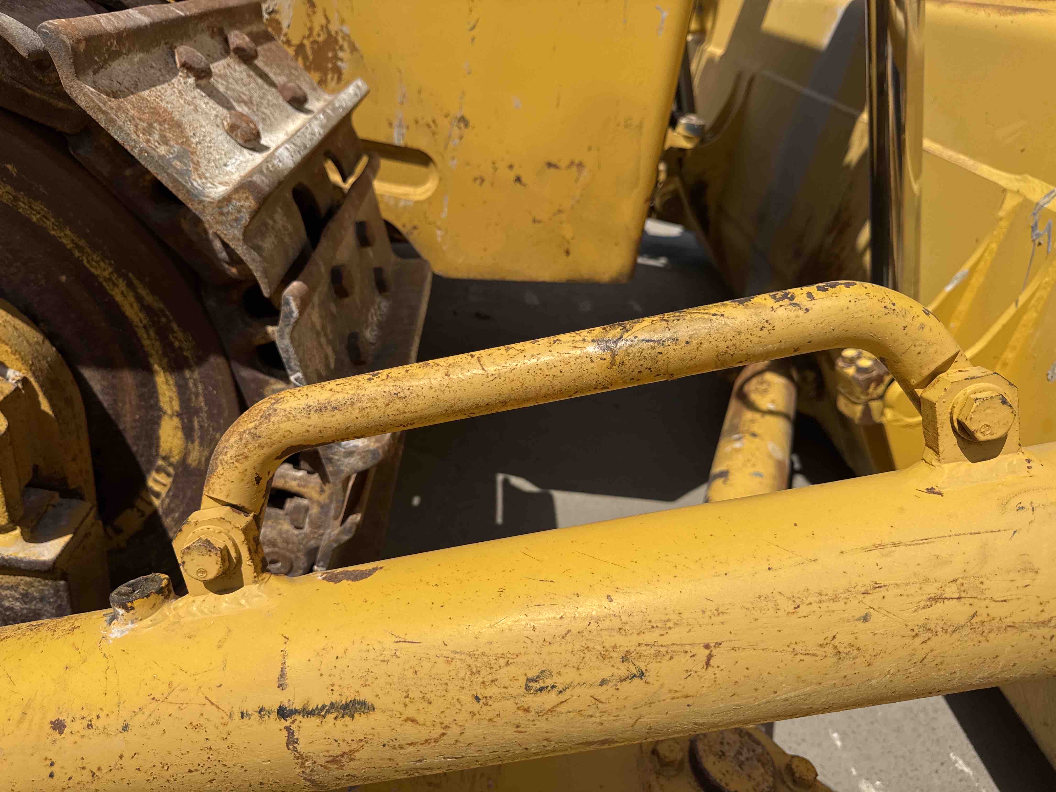 CDB-020-Komatsu-D155A-6R-Crawler-dozers-inspection-Structure-Handrails-1