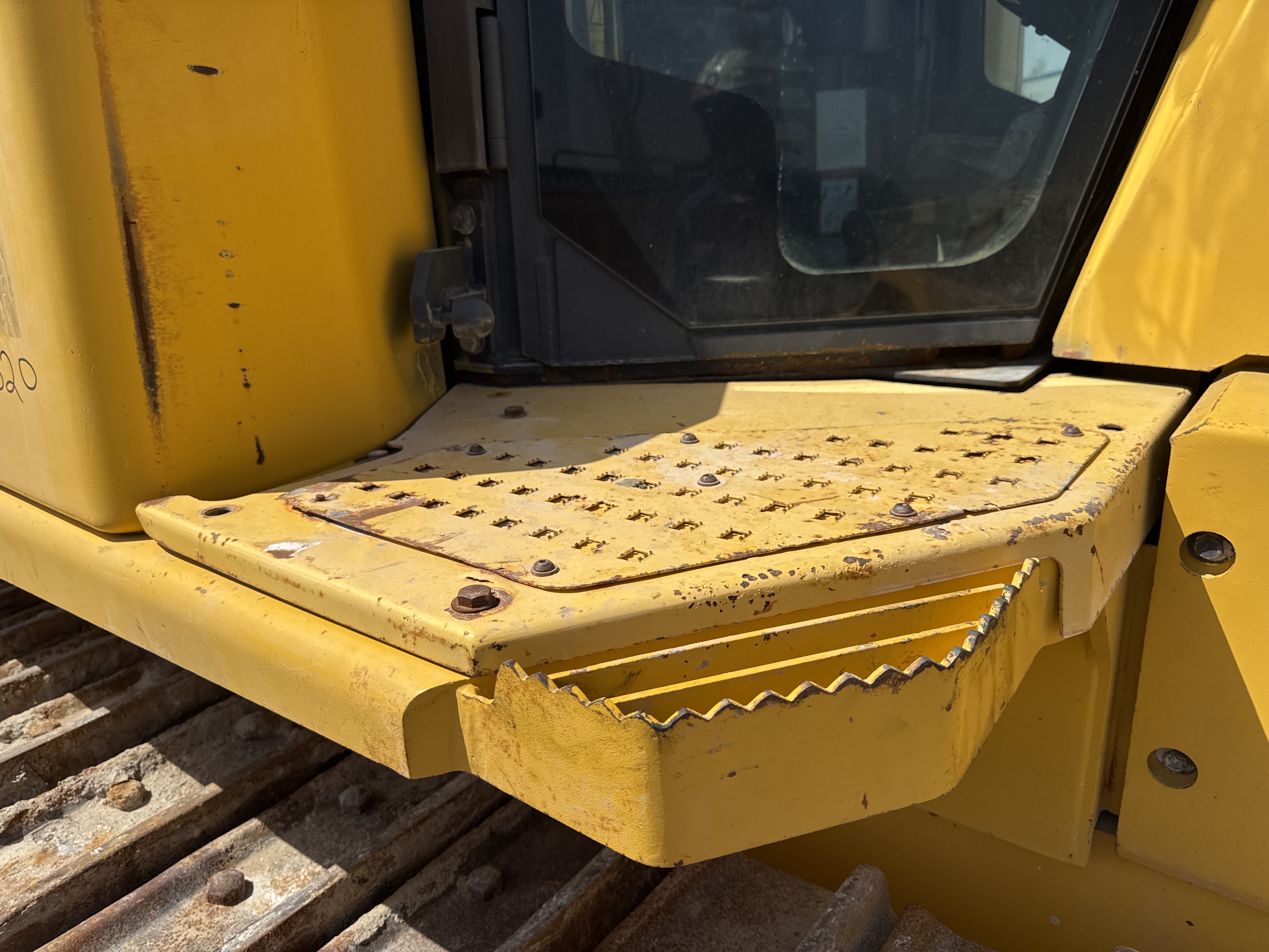CDB-020-Komatsu-D155A-6R-Crawler-dozers-inspection-Structure-Steps/ladders-1