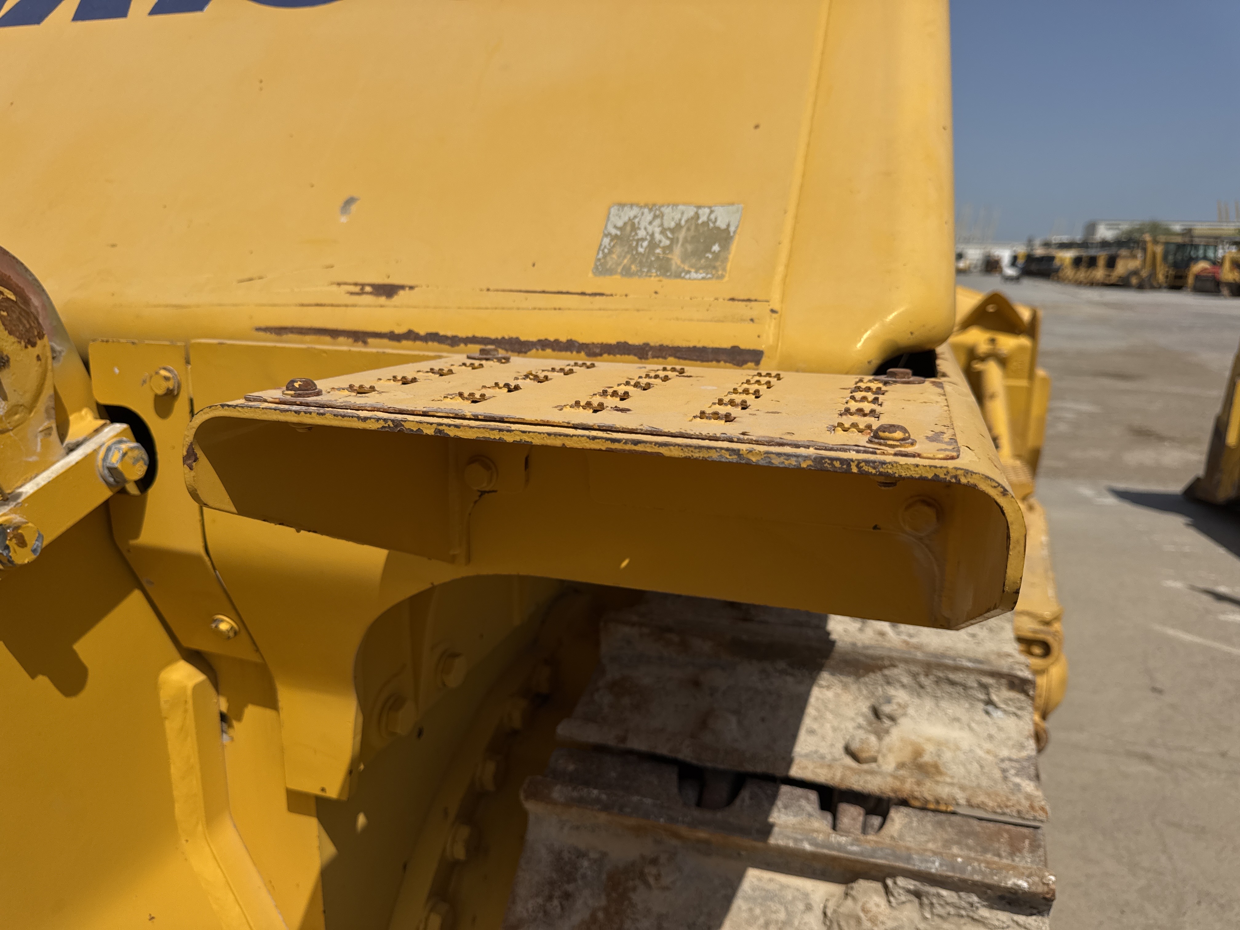CDB-020-Komatsu-D155A-6R-Crawler-dozers-inspection-Structure-Steps/ladders-1