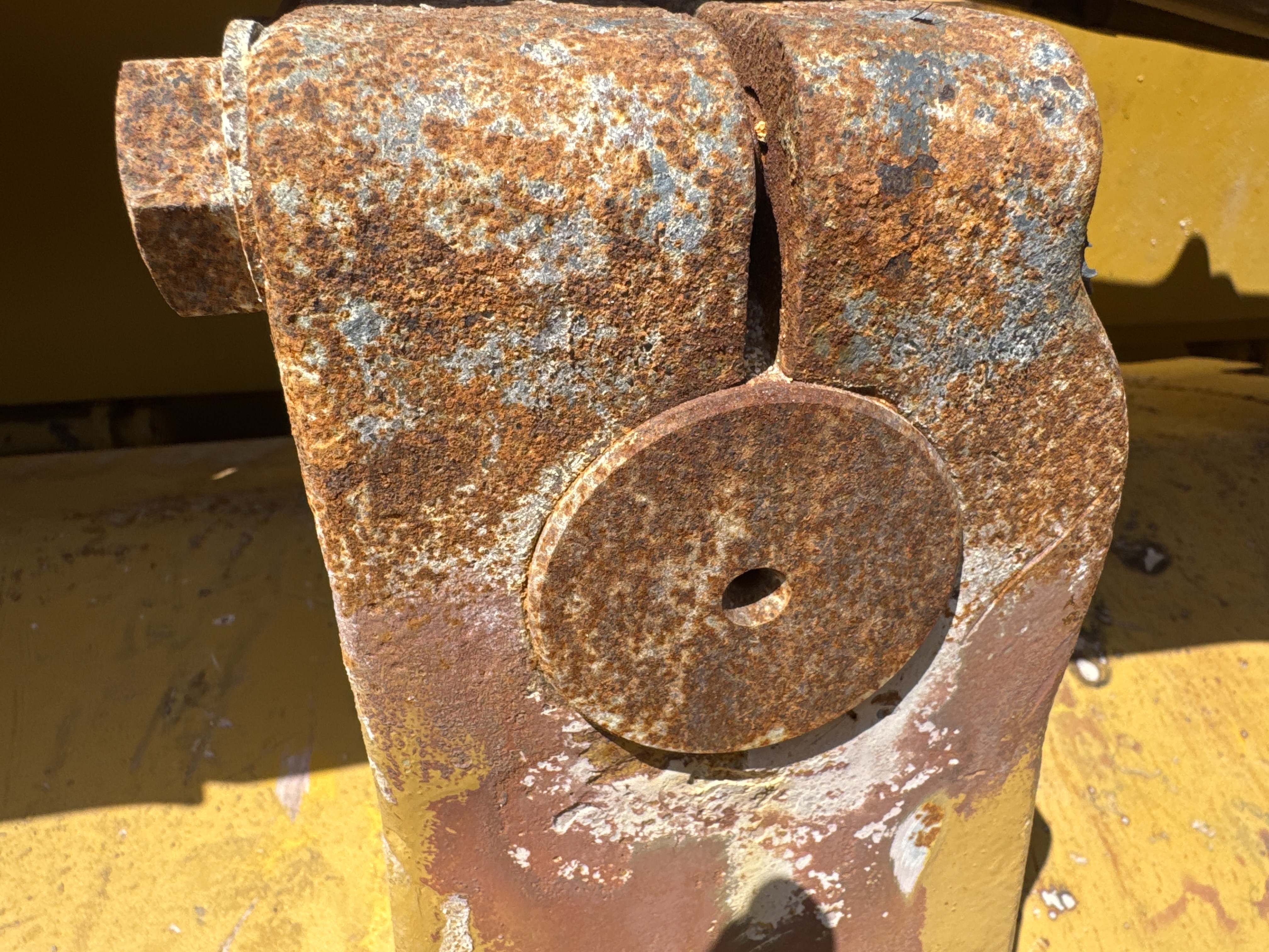CDB-020-Komatsu-D155A-6R-Crawler-dozers-inspection-Hydraulics-Hydraulic-pins-/-locks-1