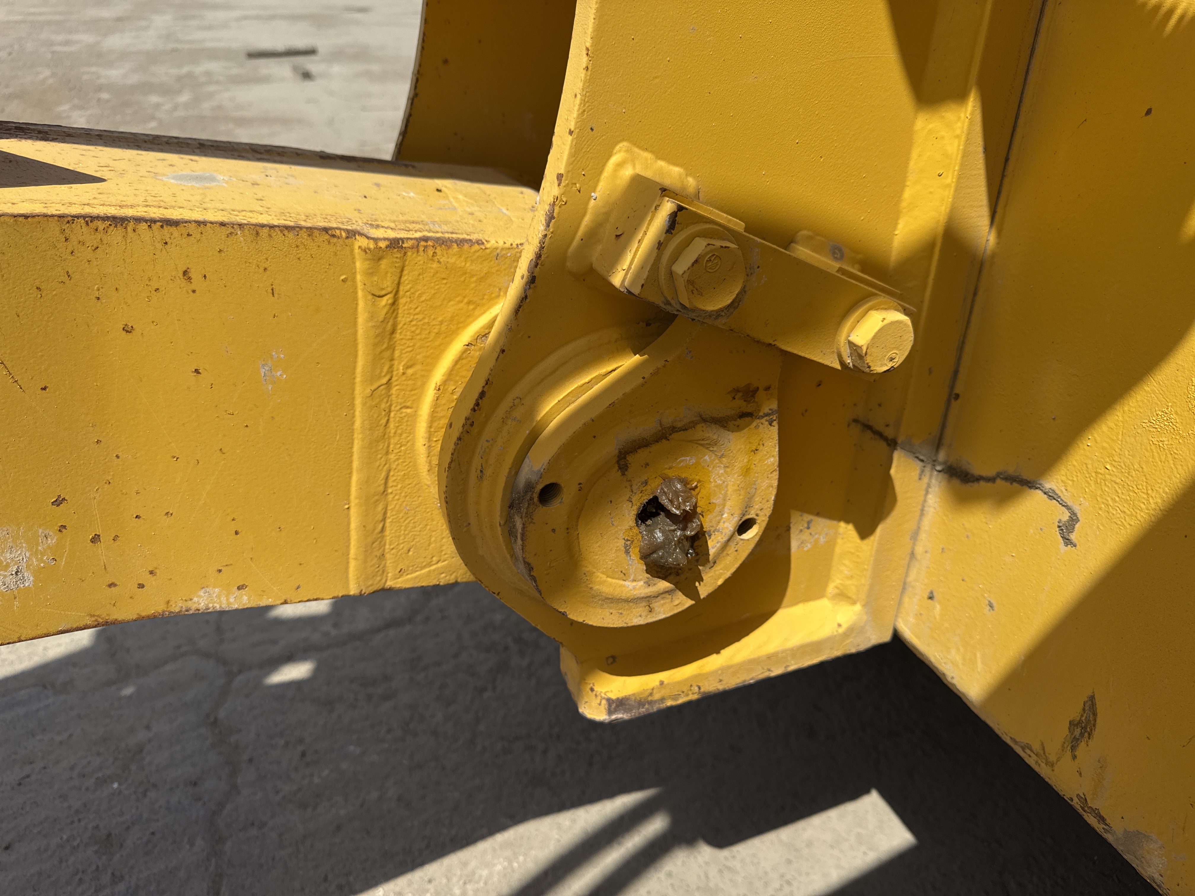 CDB-020-Komatsu-D155A-6R-Crawler-dozers-inspection-Hydraulics-Hydraulic-pins-/-locks-1