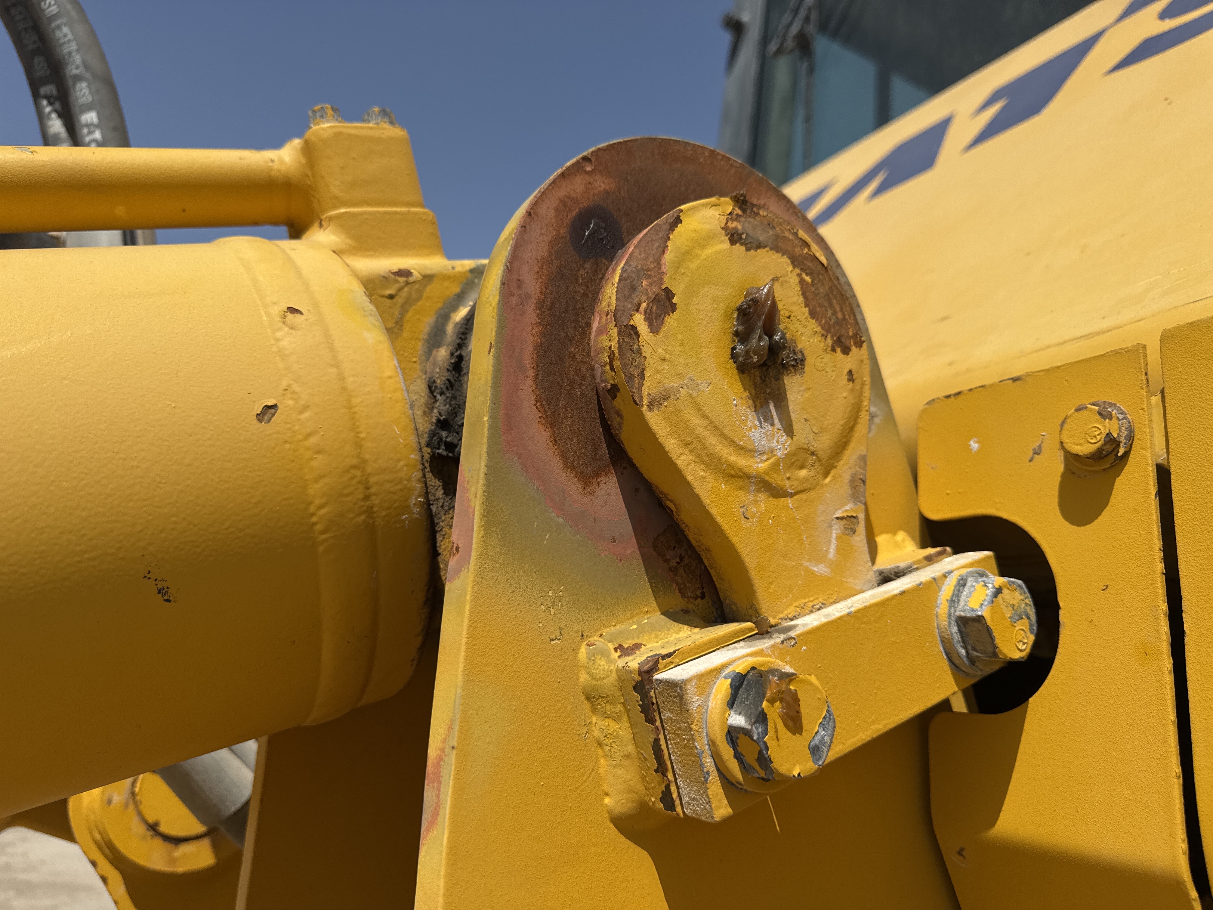 CDB-020-Komatsu-D155A-6R-Crawler-dozers-inspection-Hydraulics-Hydraulic-pins-/-locks-1