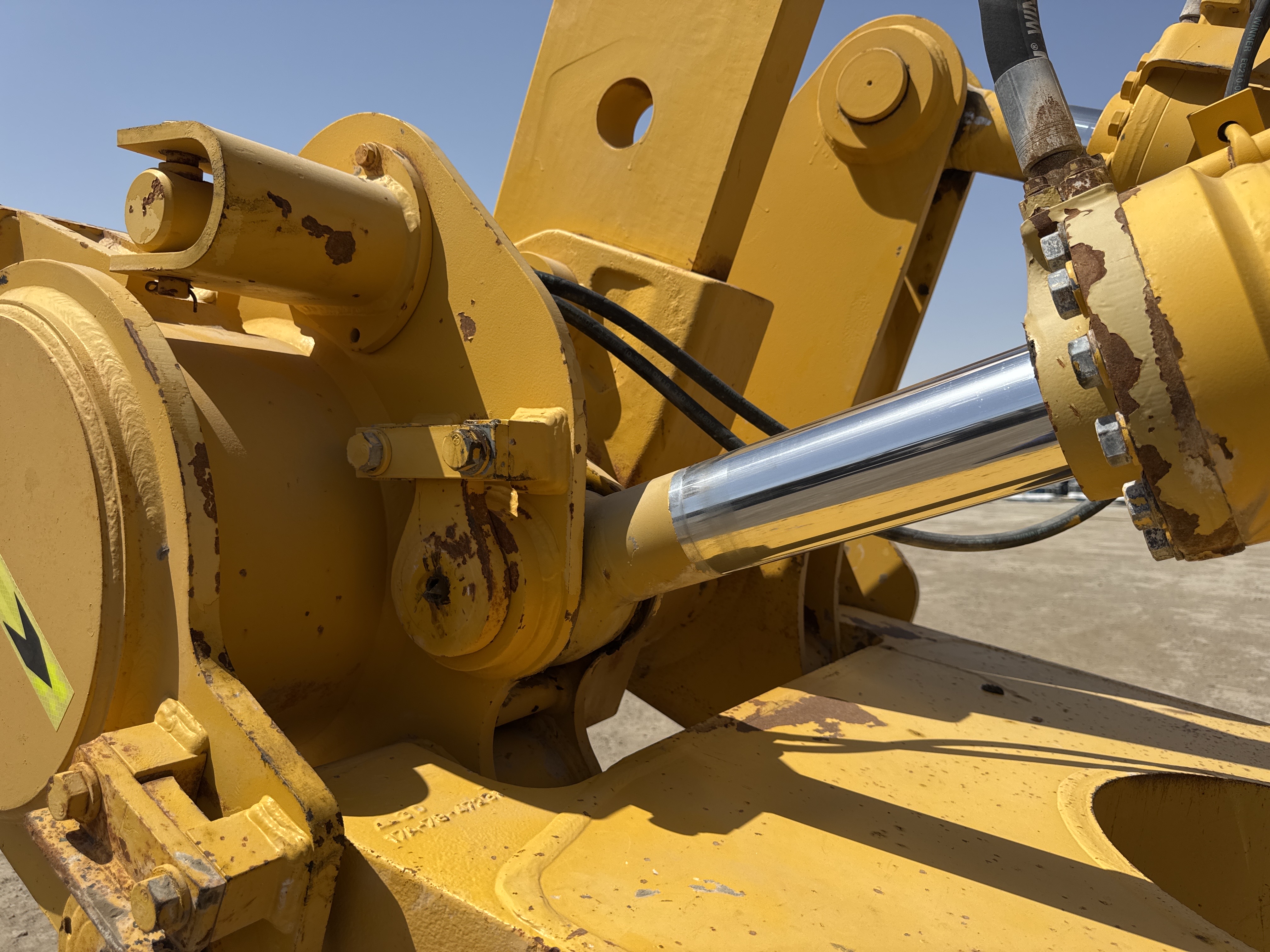 CDB-020-Komatsu-D155A-6R-Crawler-dozers-inspection-Hydraulics-Ripper-cylinders-1