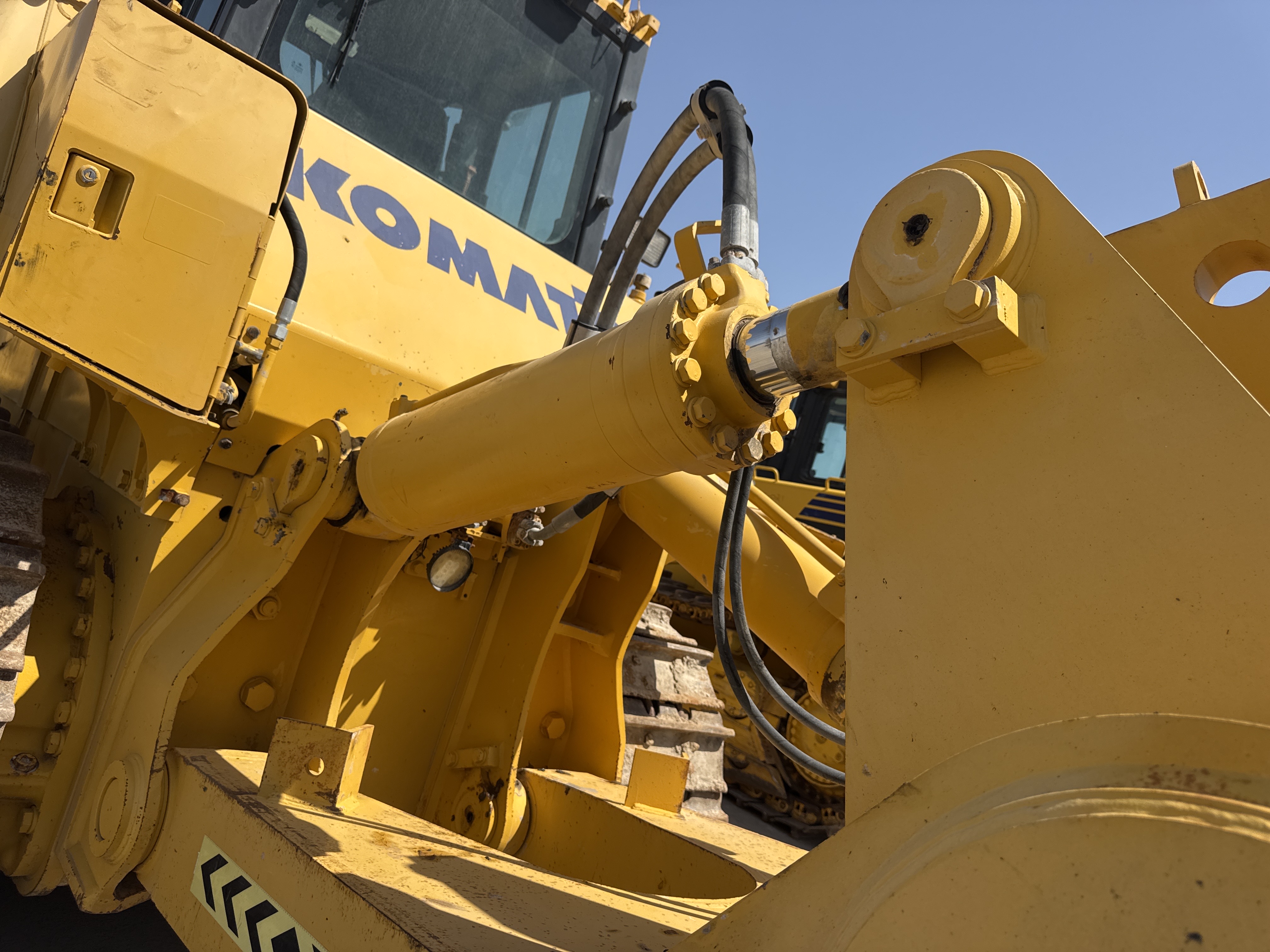 CDB-020-Komatsu-D155A-6R-Crawler-dozers-inspection-Hydraulics-Ripper-cylinders-1