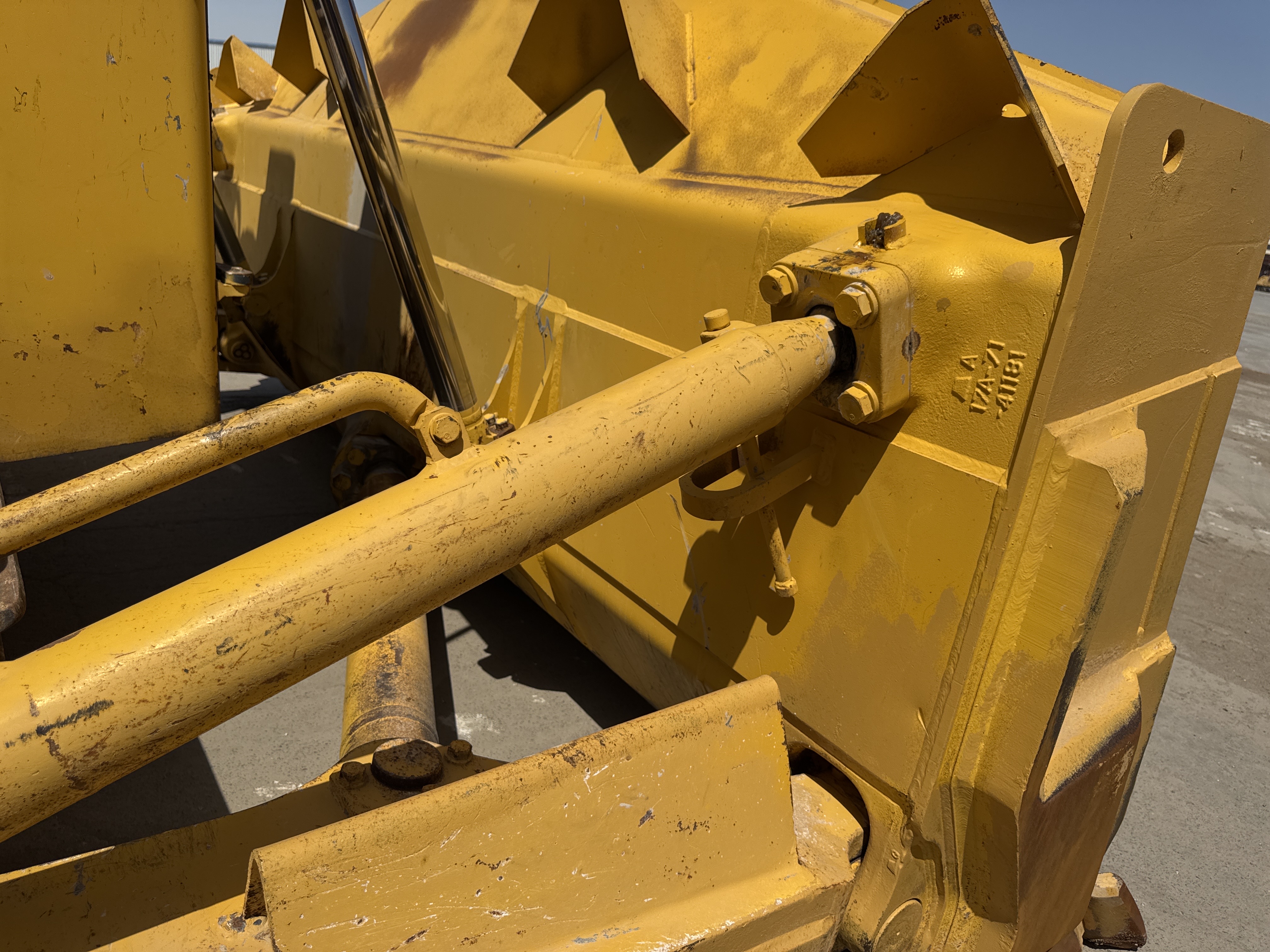 CDB-020-Komatsu-D155A-6R-Crawler-dozers-inspection-Hydraulics-Blade-tilt-cylinders-1