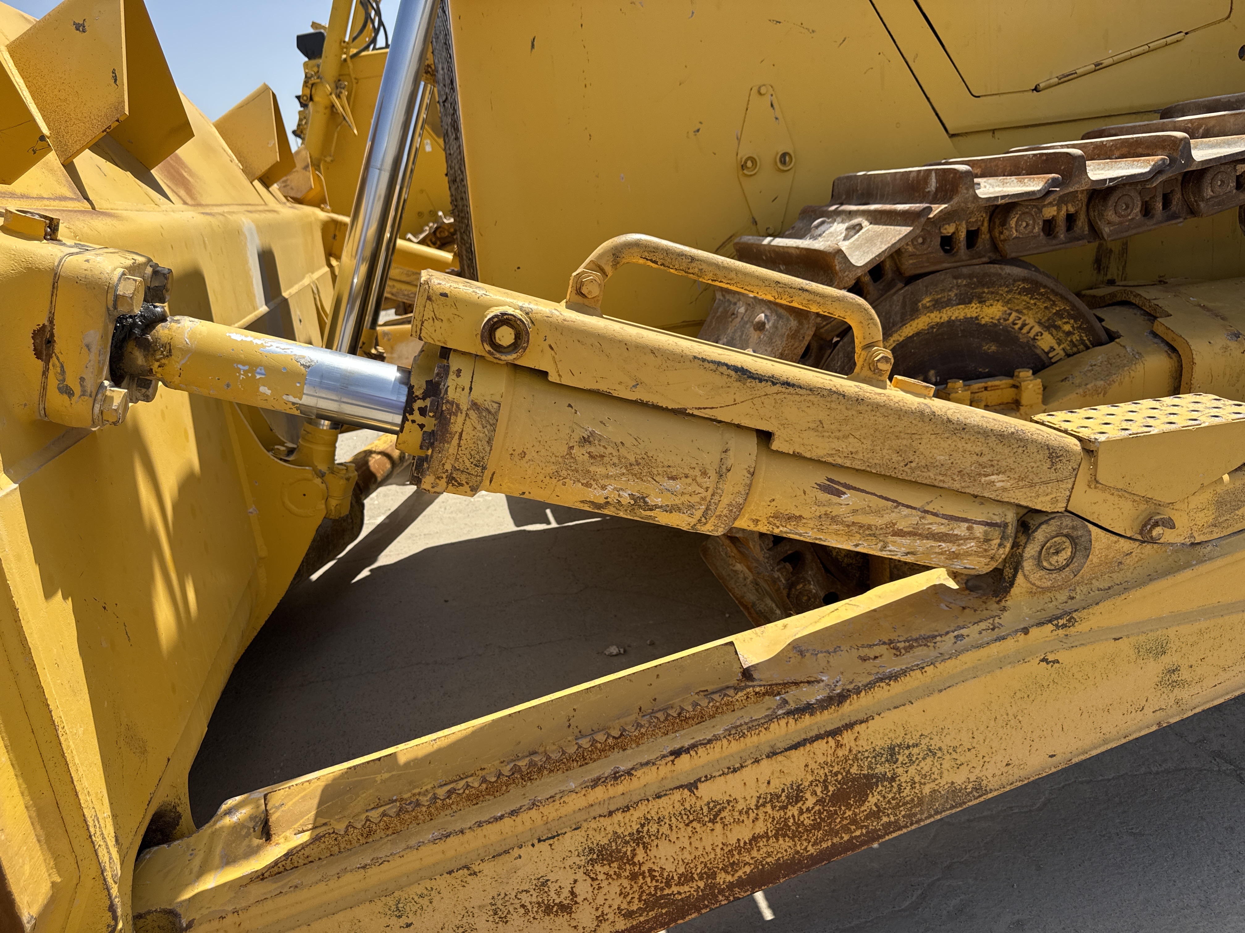 CDB-020-Komatsu-D155A-6R-Crawler-dozers-inspection-Hydraulics-Blade-tilt-cylinders-1