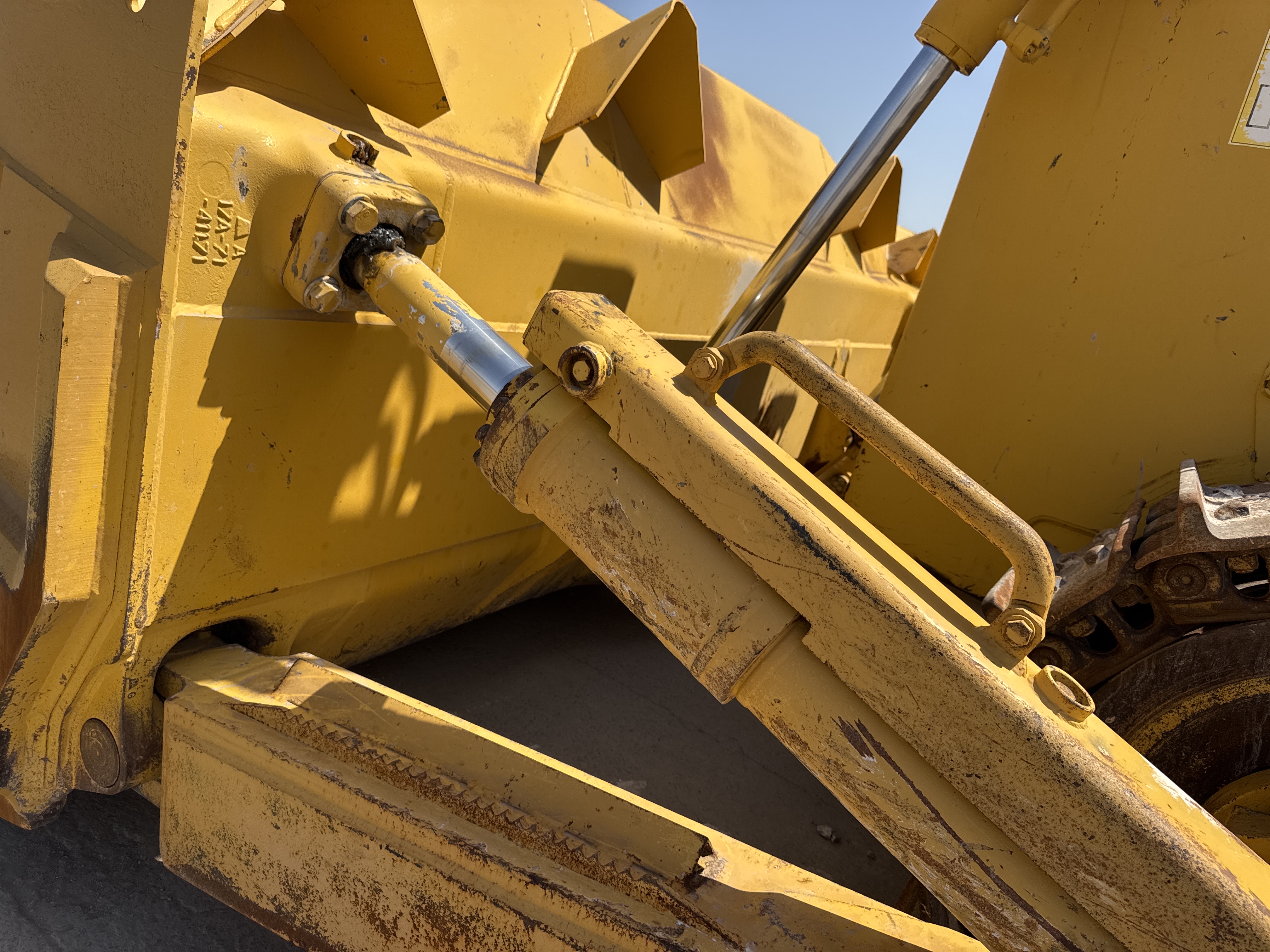 CDB-020-Komatsu-D155A-6R-Crawler-dozers-inspection-Hydraulics-Blade-tilt-cylinders-1