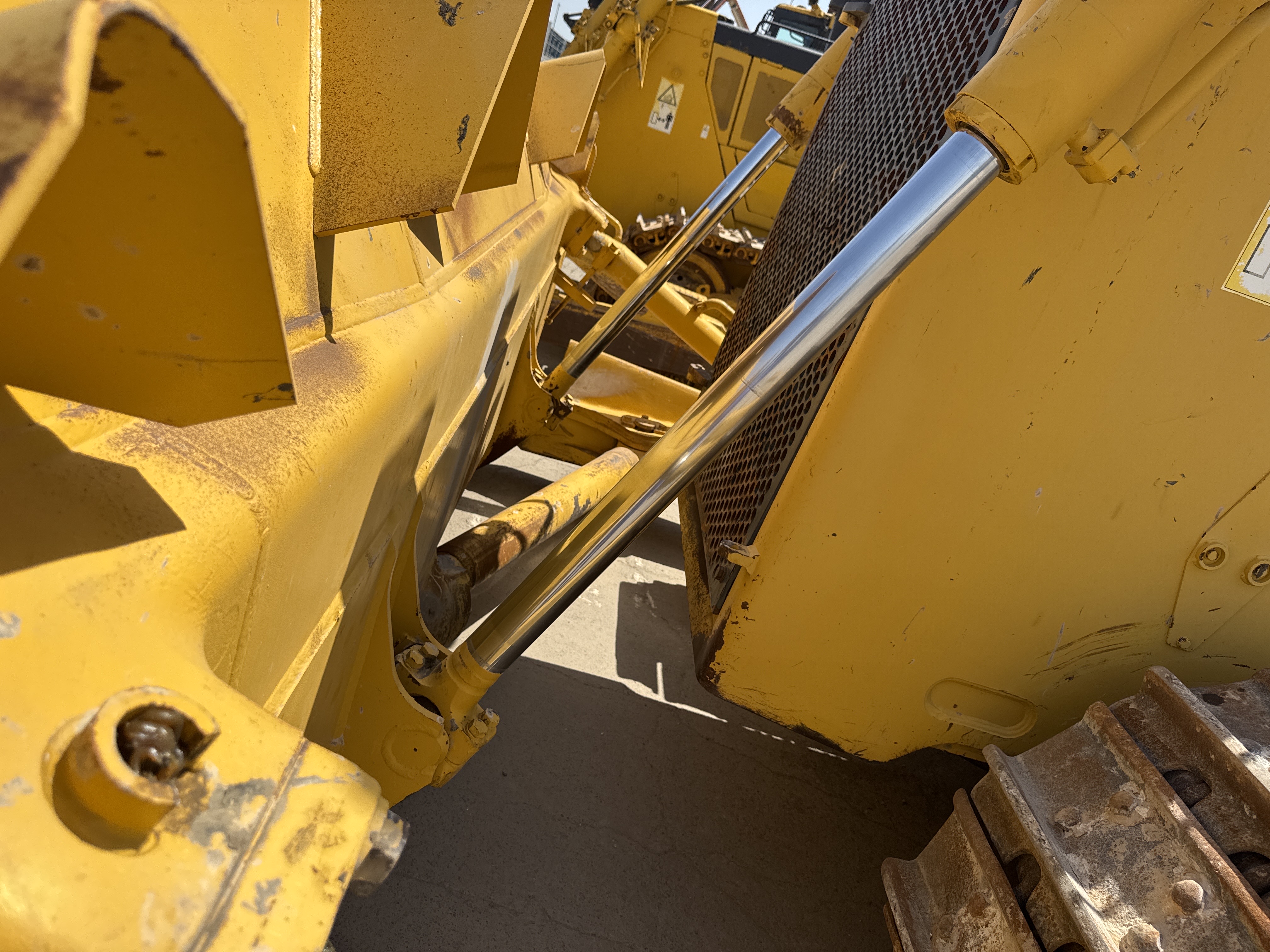 CDB-020-Komatsu-D155A-6R-Crawler-dozers-inspection-Hydraulics-Blade-lift-cylinders-1