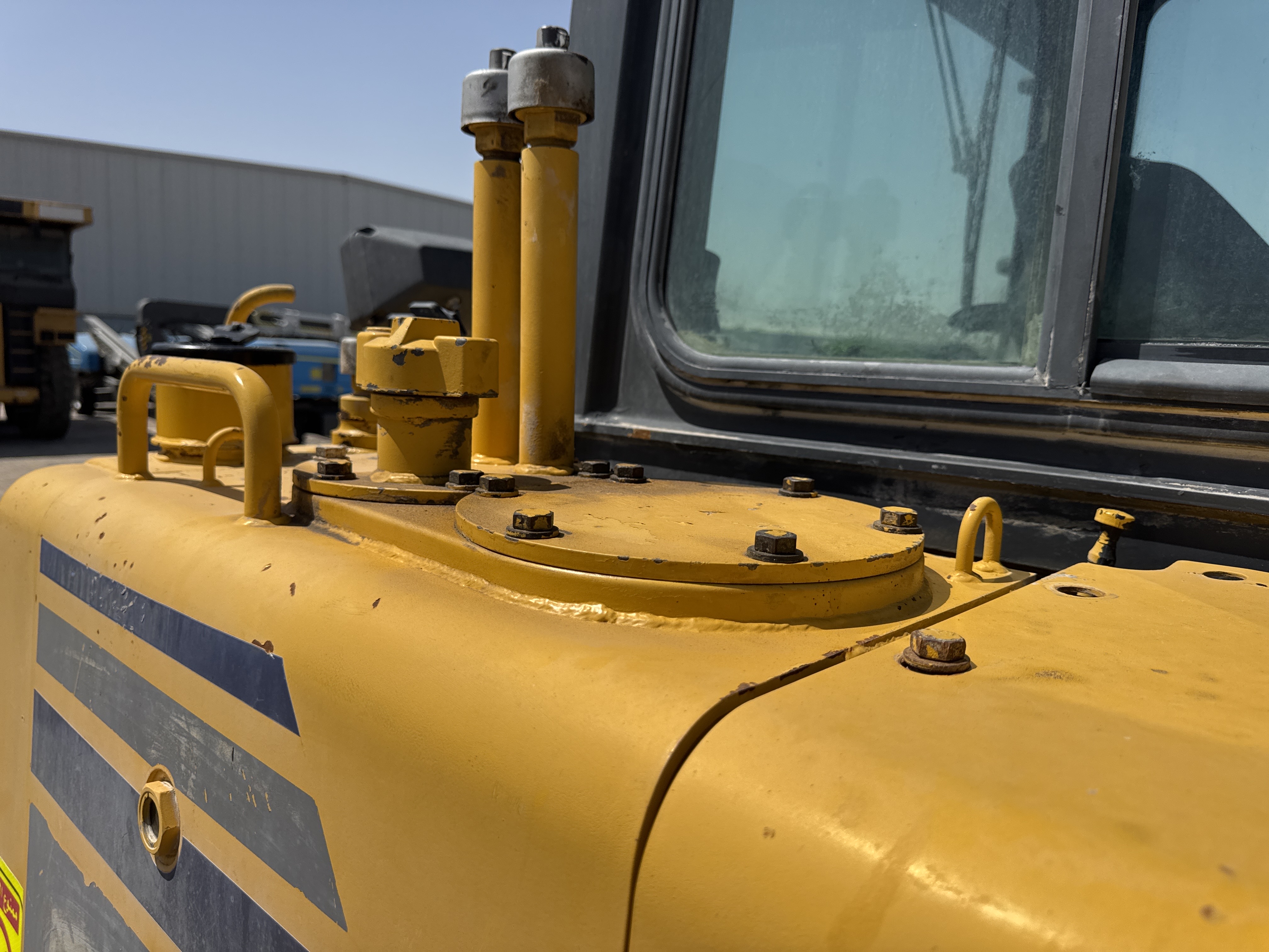 CDB-020-Komatsu-D155A-6R-Crawler-dozers-inspection-Hydraulics-Hydraulic-Tank-1