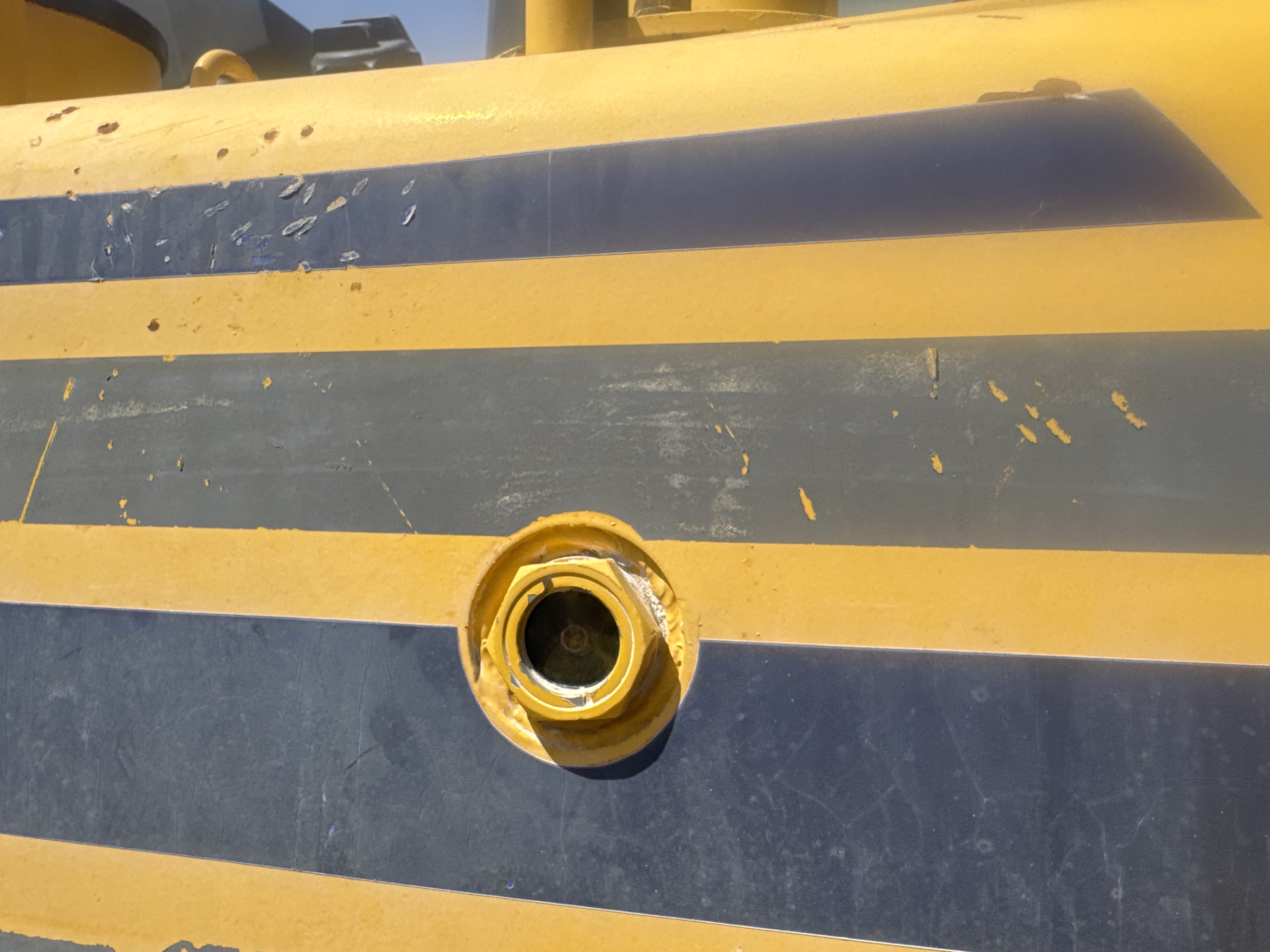 CDB-020-Komatsu-D155A-6R-Crawler-dozers-inspection-Hydraulics-Hydraulic-Tank-1