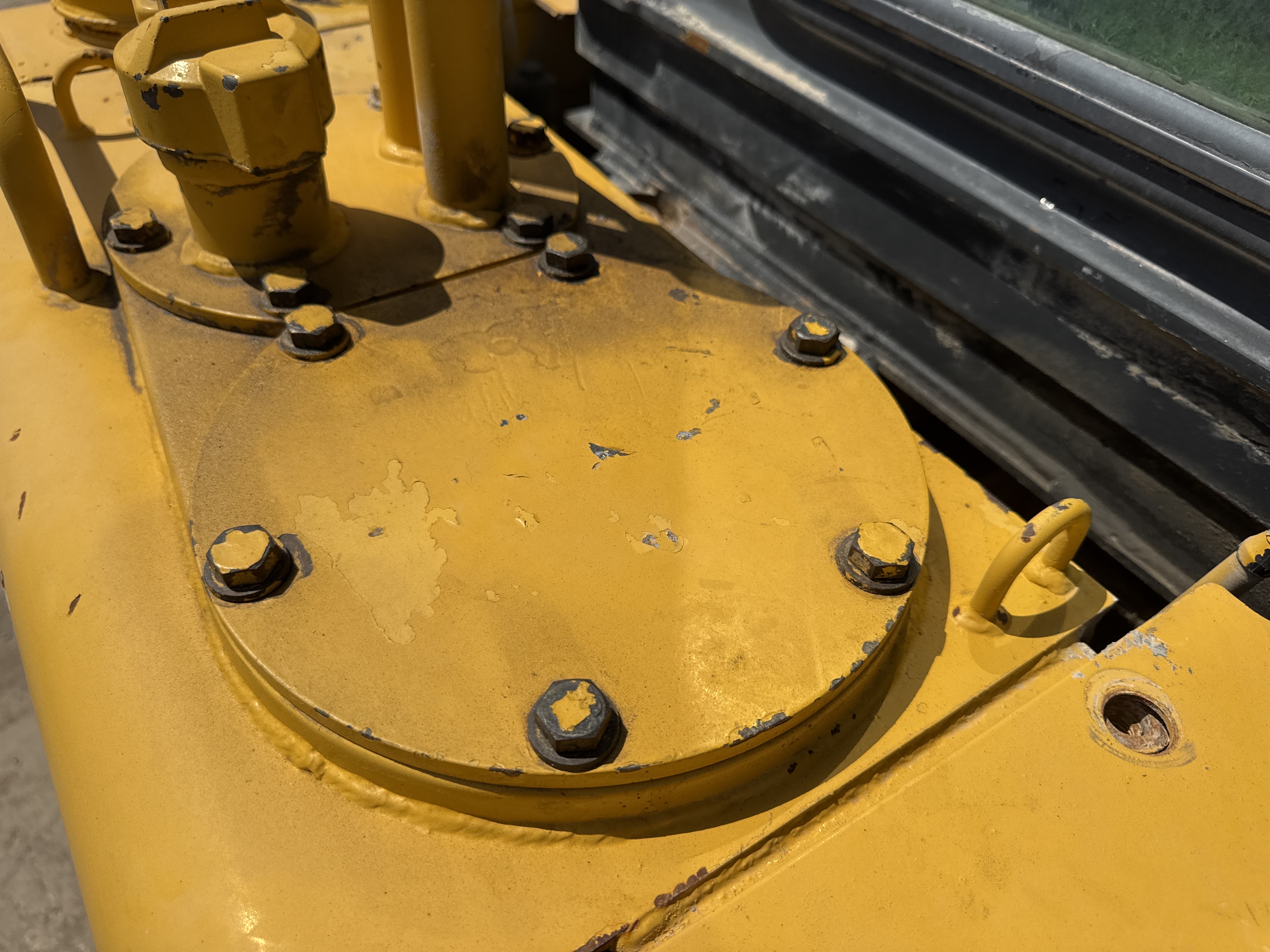 CDB-020-Komatsu-D155A-6R-Crawler-dozers-inspection-Hydraulics-Hydraulic-Tank-1
