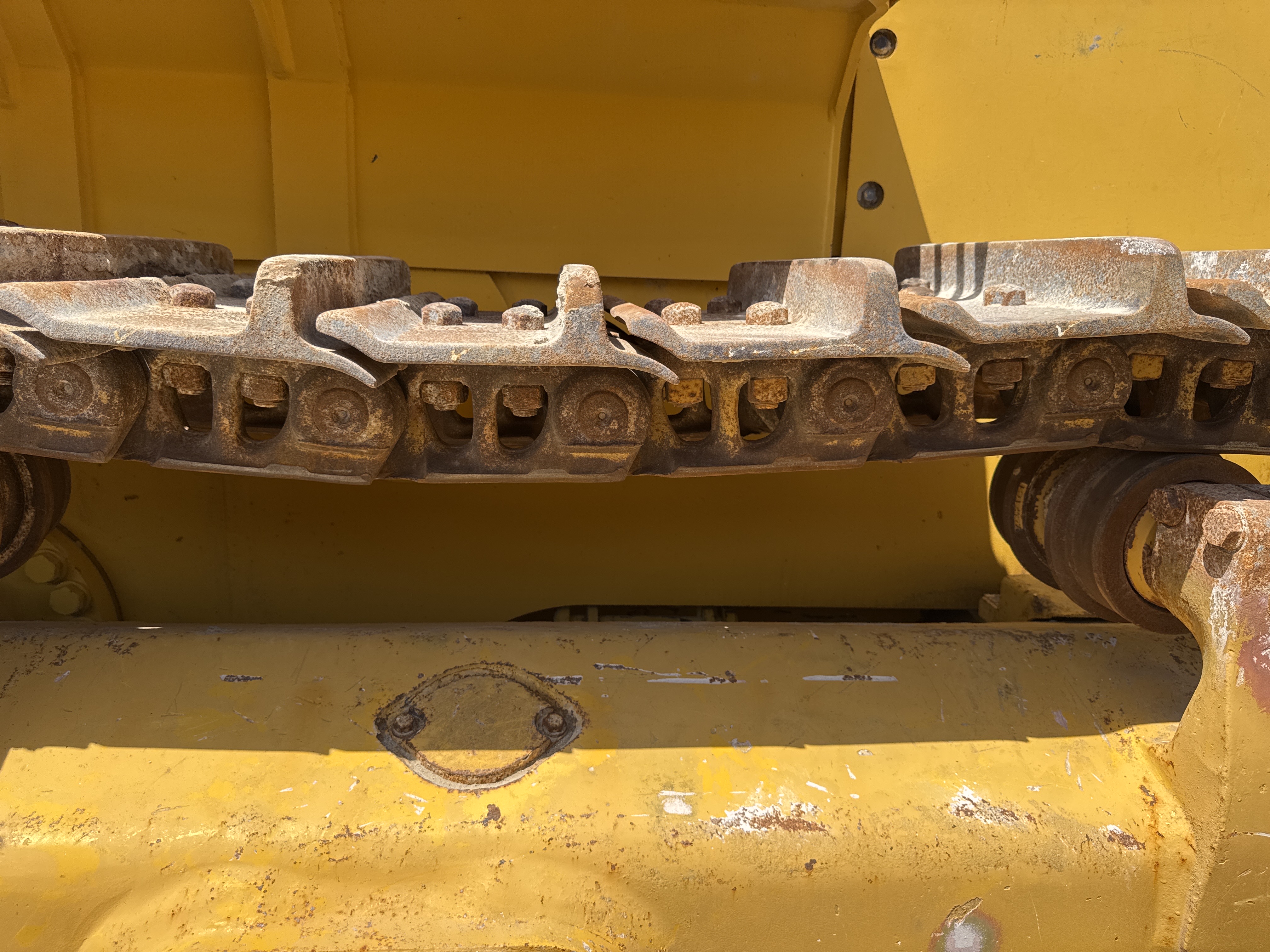 CDB-020-Komatsu-D155A-6R-Crawler-dozers-inspection-Undercarriage-Right-track-chain-1