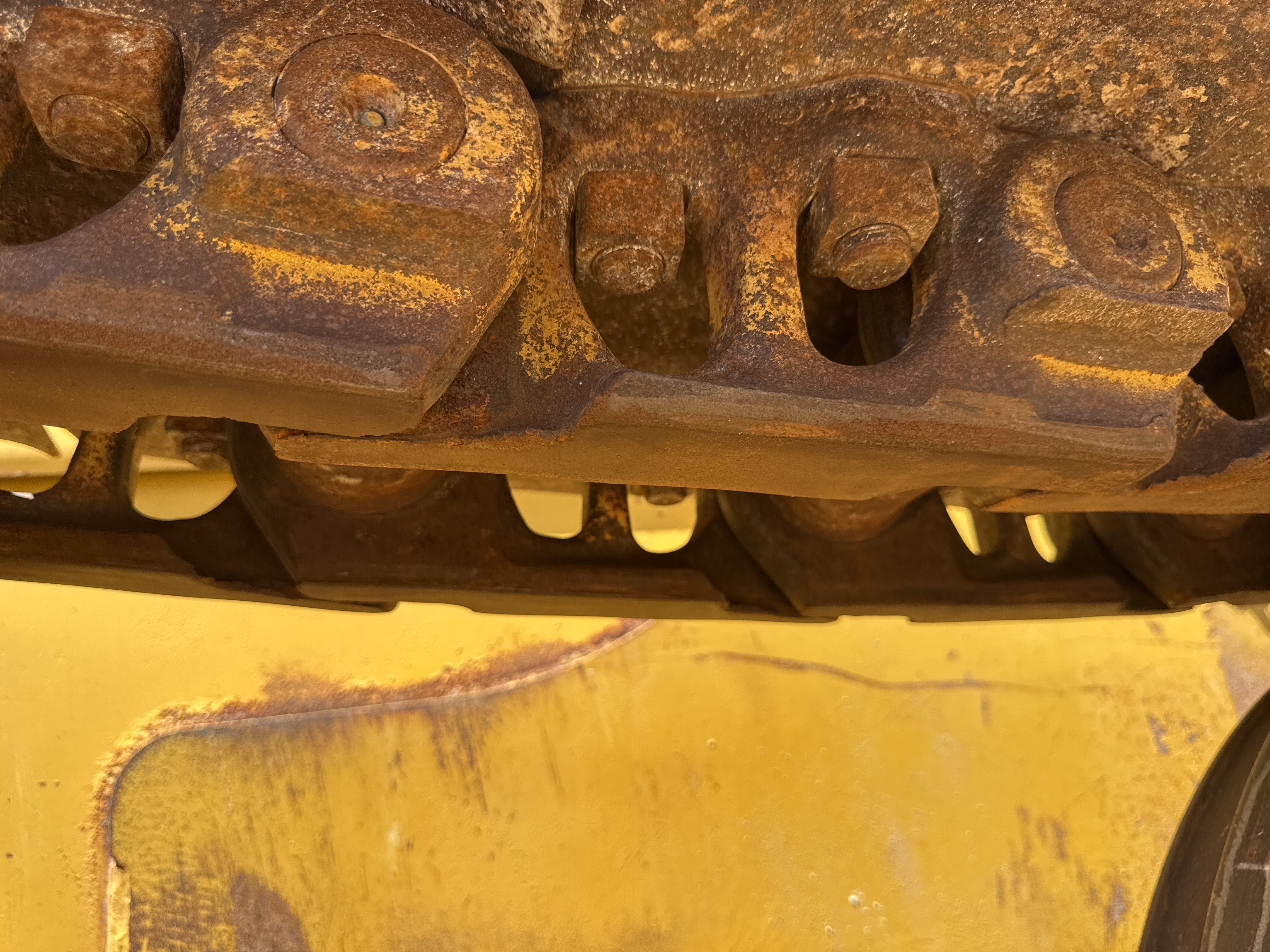 CDB-020-Komatsu-D155A-6R-Crawler-dozers-inspection-Undercarriage-Right-track-chain-1