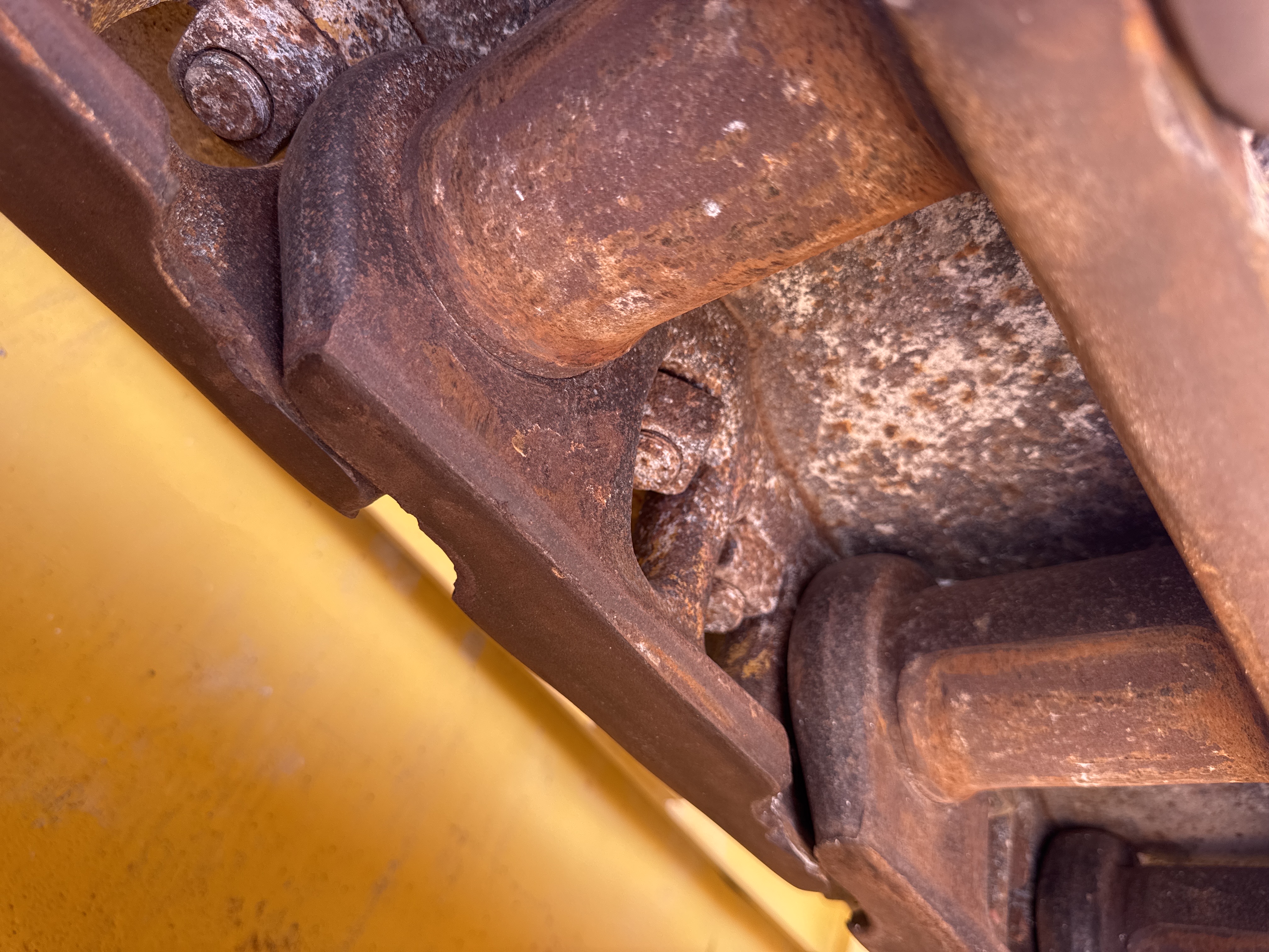 CDB-020-Komatsu-D155A-6R-Crawler-dozers-inspection-Undercarriage-Right-track-chain-1