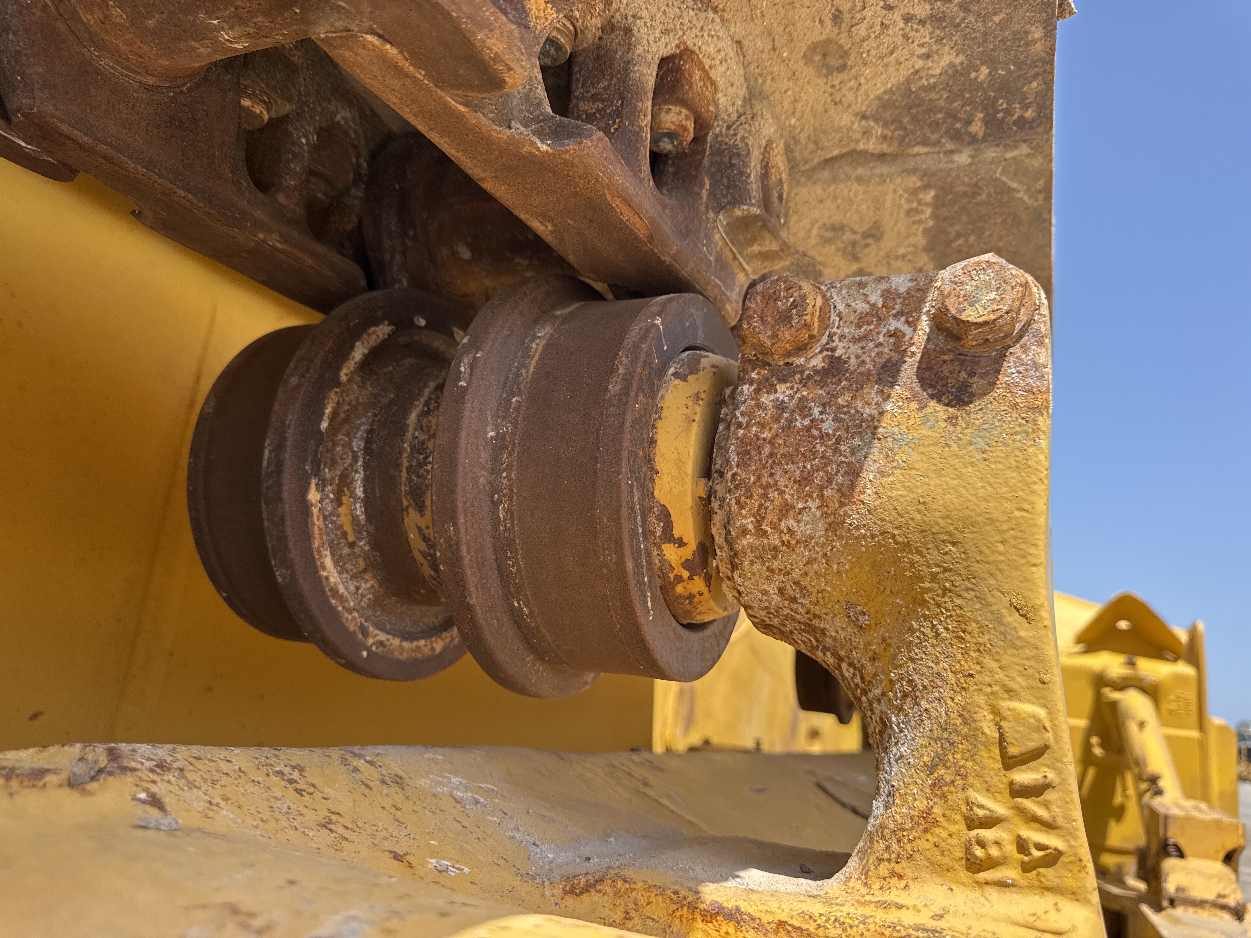 CDB-020-Komatsu-D155A-6R-Crawler-dozers-inspection-Undercarriage-Right-carrier-rollers-1