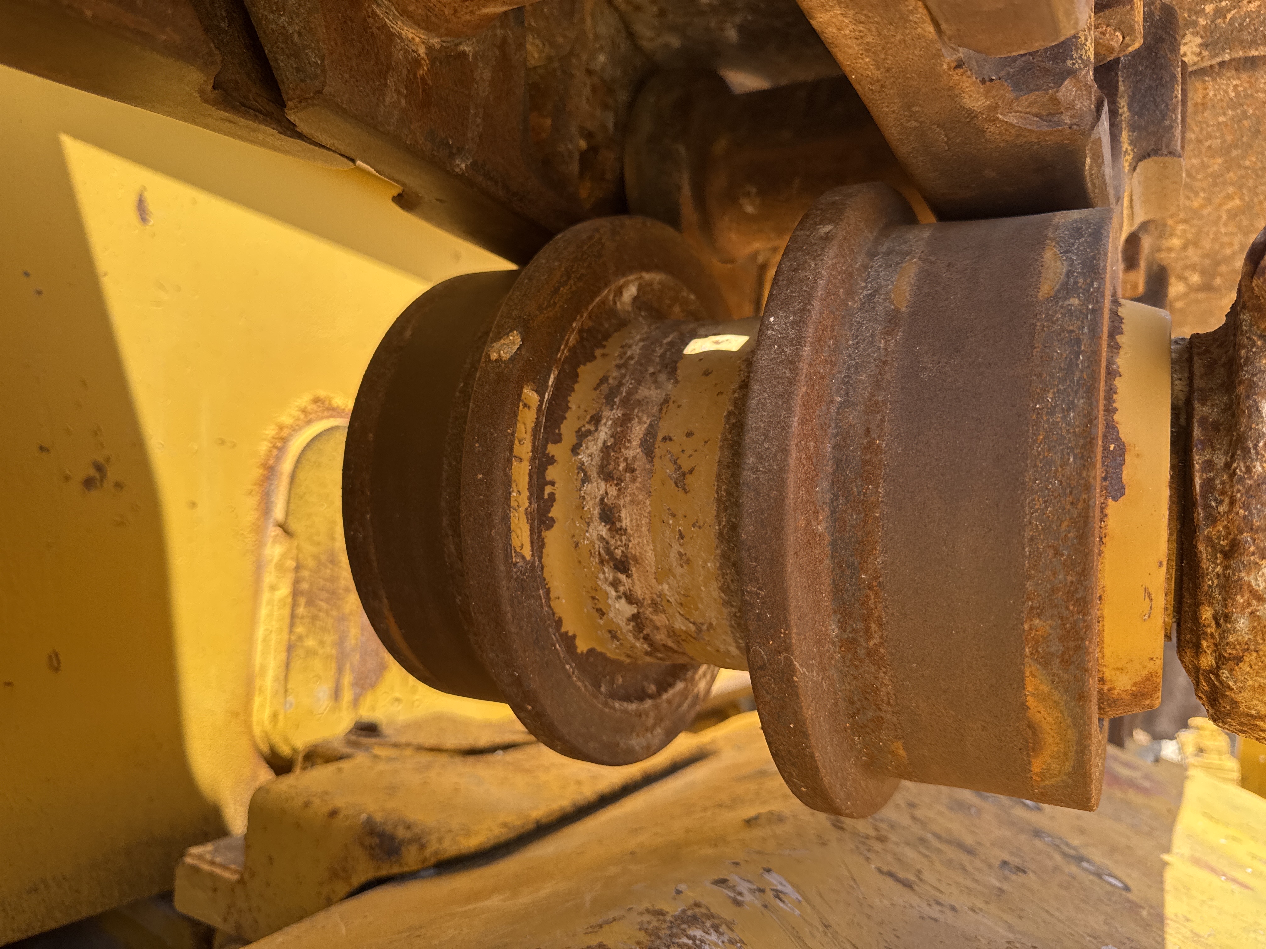 CDB-020-Komatsu-D155A-6R-Crawler-dozers-inspection-Undercarriage-Right-carrier-rollers-1