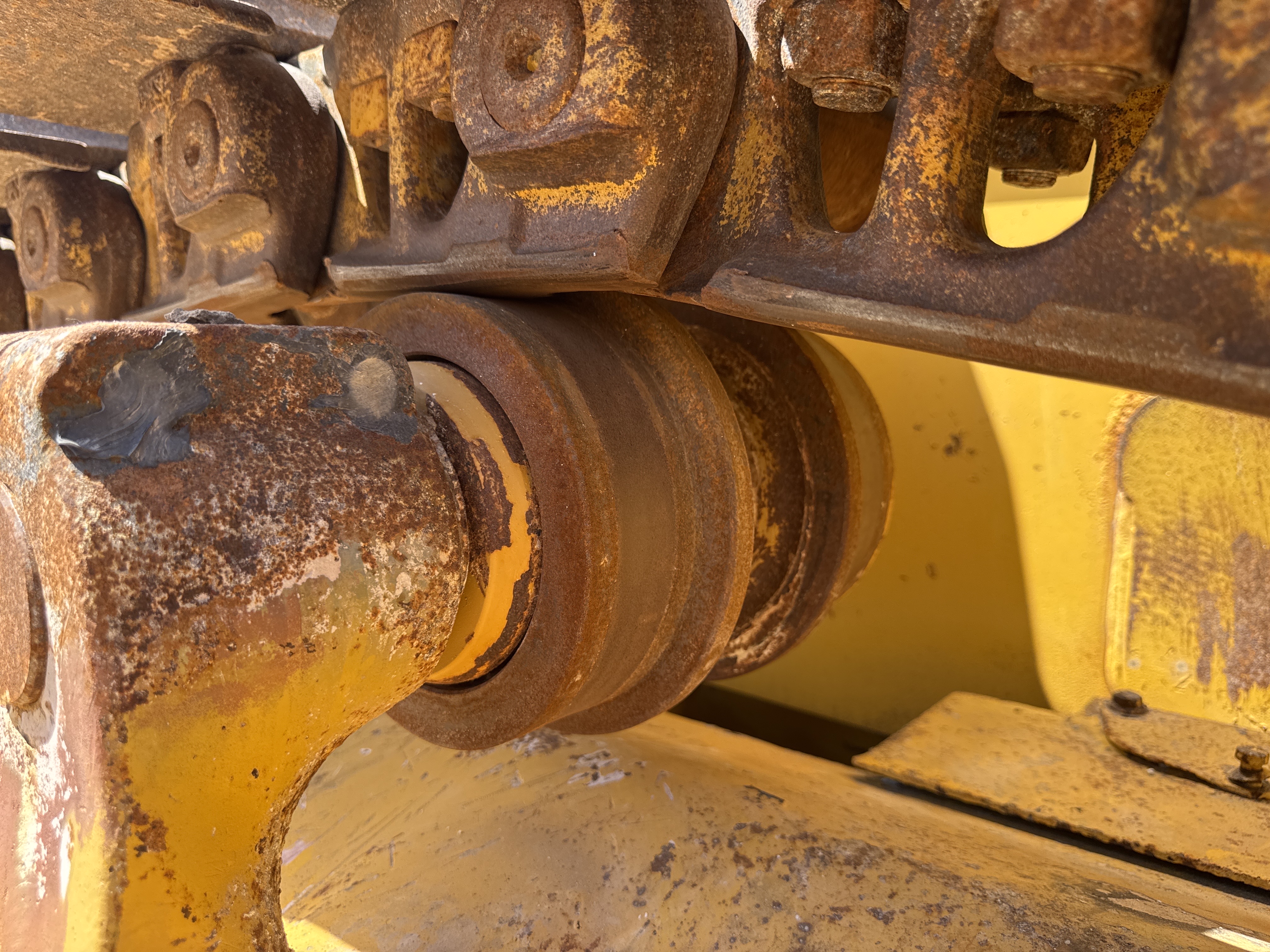 CDB-020-Komatsu-D155A-6R-Crawler-dozers-inspection-Undercarriage-Right-carrier-rollers-1
