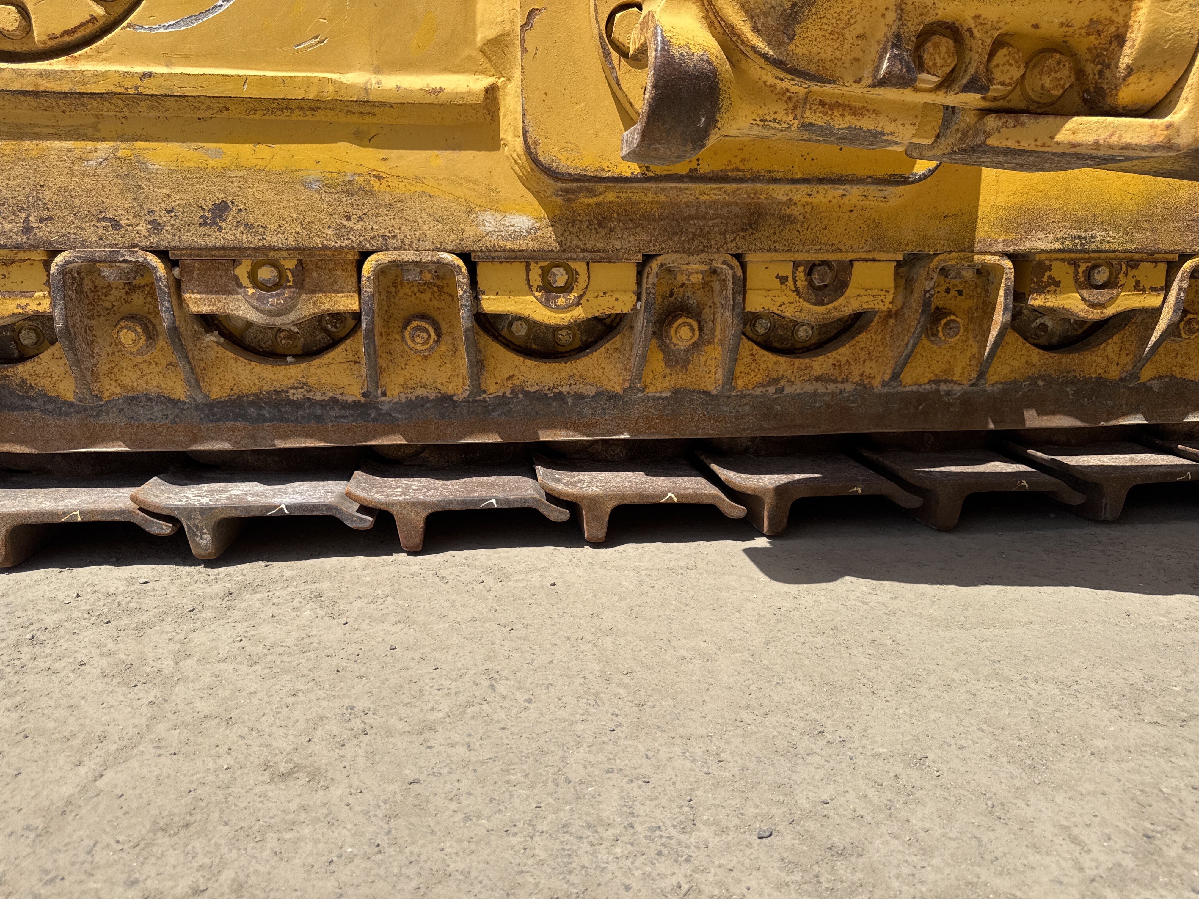 CDB-020-Komatsu-D155A-6R-Crawler-dozers-inspection-Undercarriage-Right-track-rollers-1