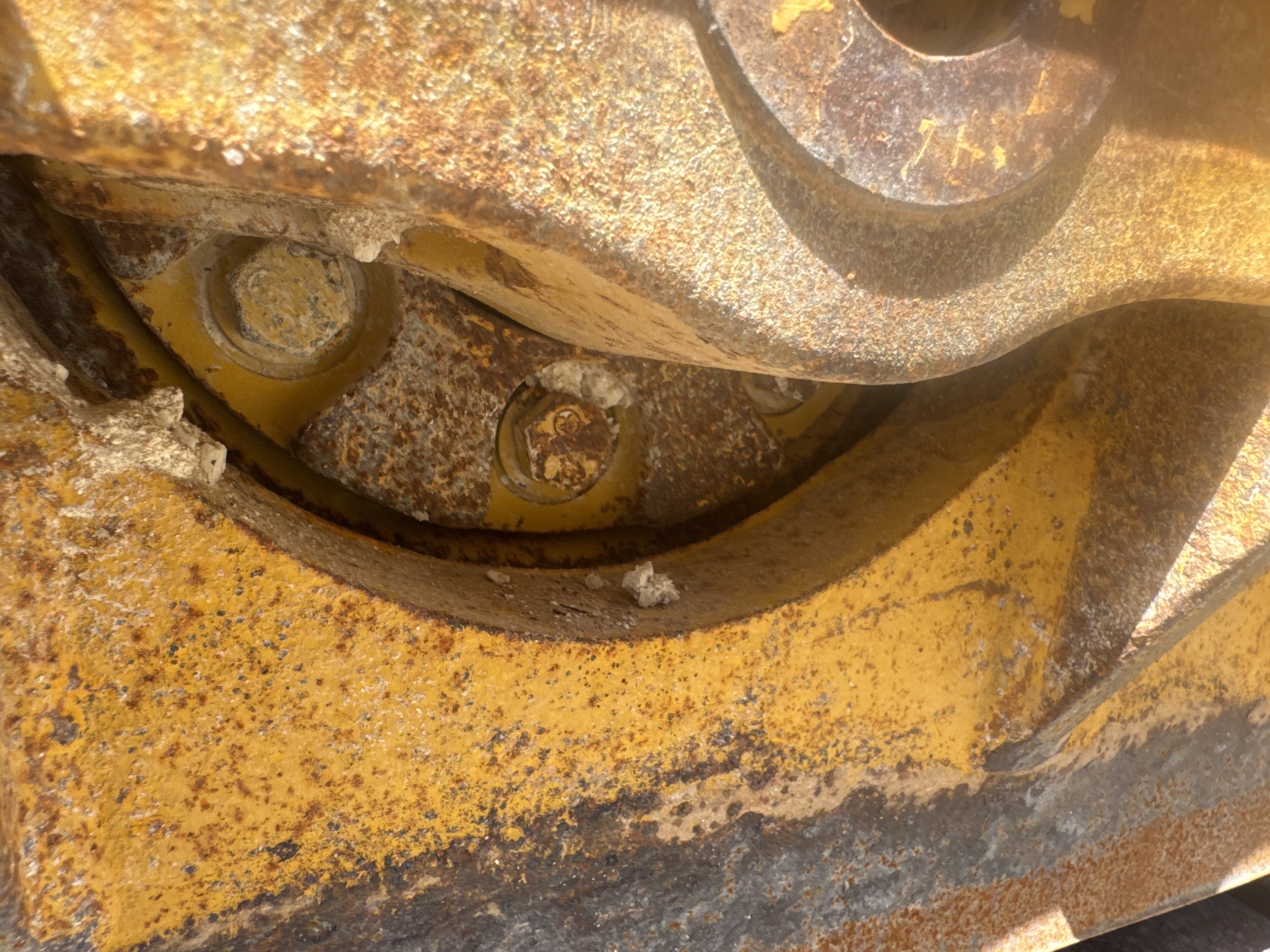 CDB-020-Komatsu-D155A-6R-Crawler-dozers-inspection-Undercarriage-Right-track-rollers-1