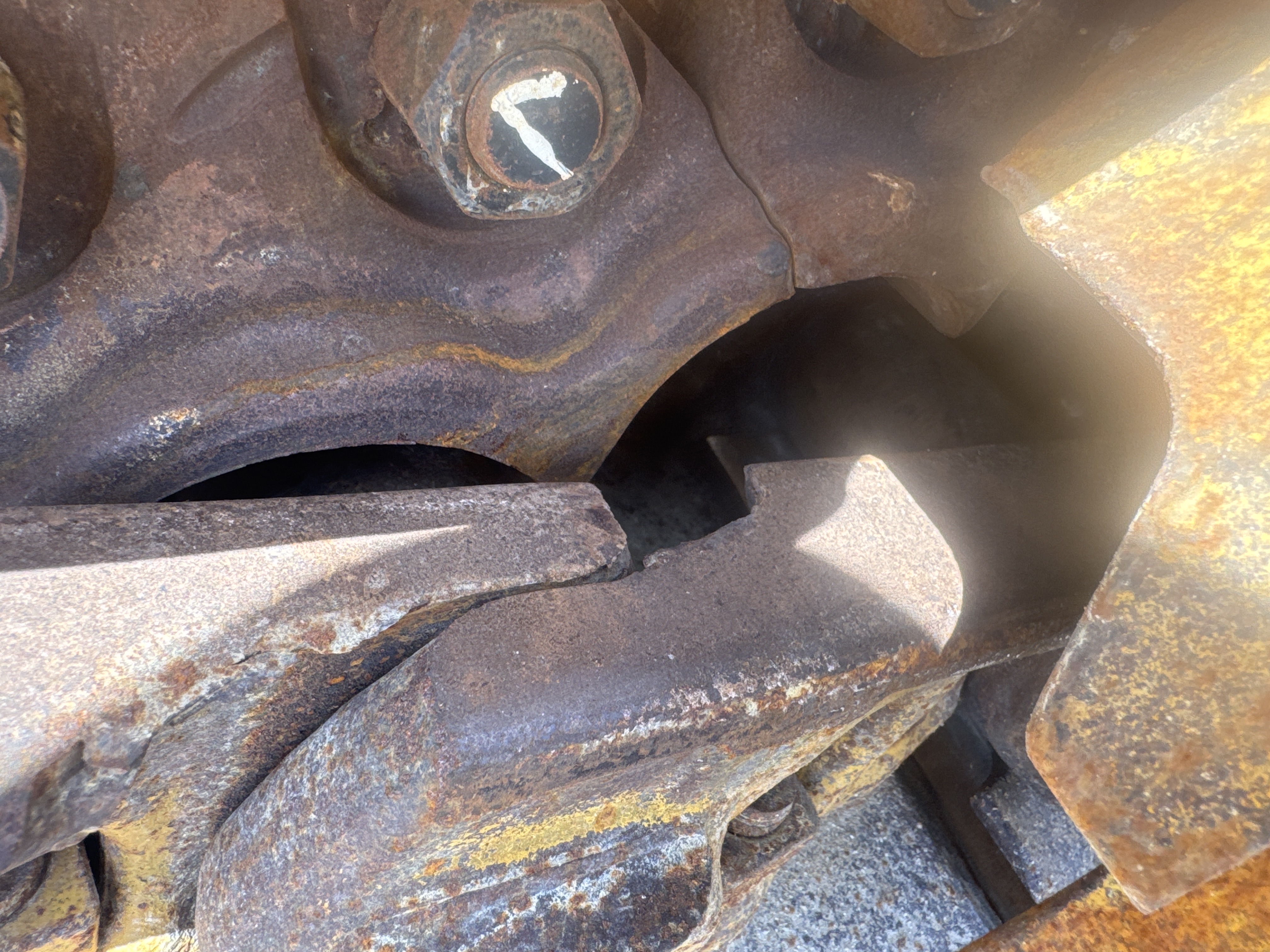 CDB-020-Komatsu-D155A-6R-Crawler-dozers-inspection-Undercarriage-Right-track-rollers-1