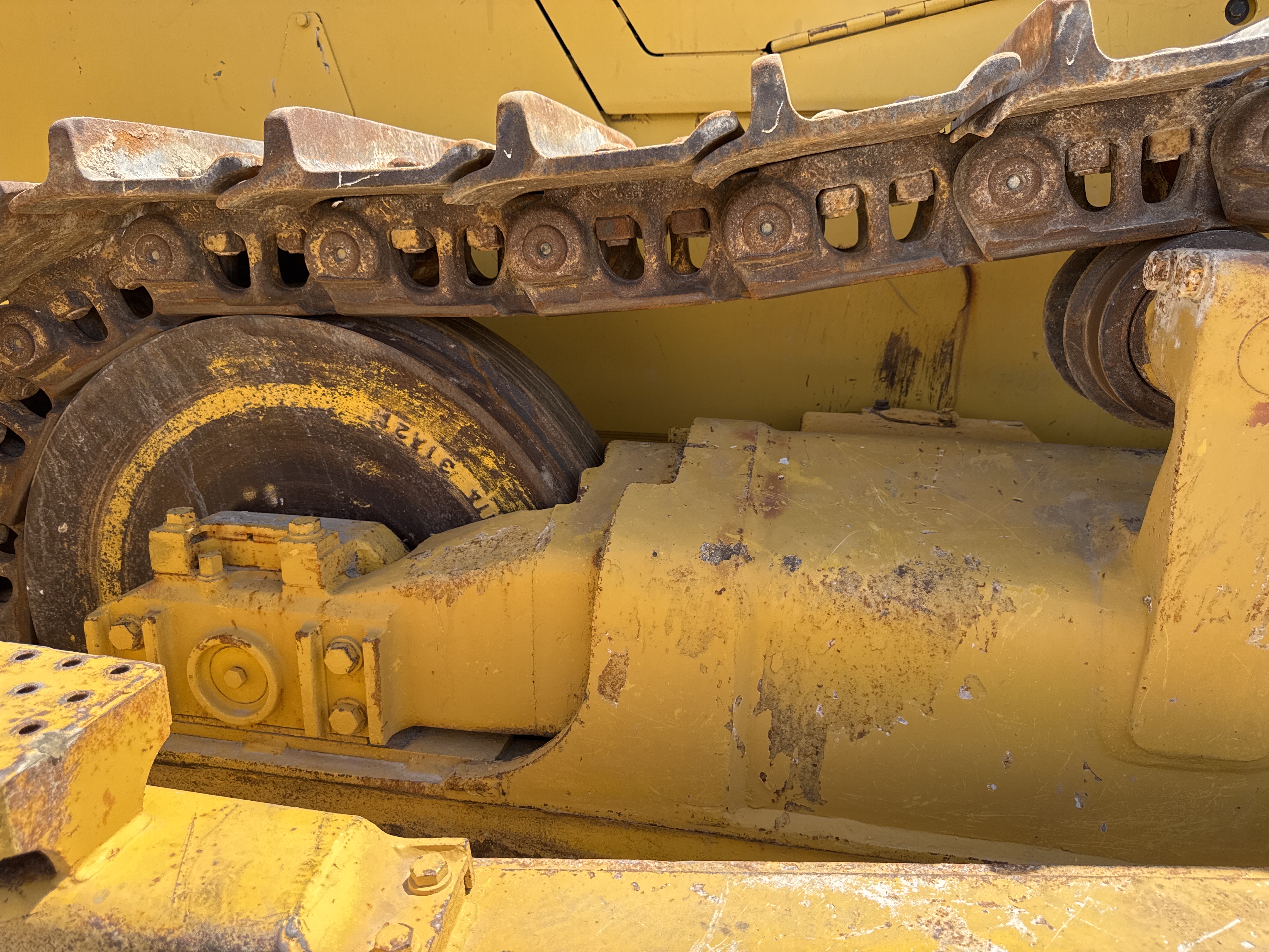 CDB-020-Komatsu-D155A-6R-Crawler-dozers-inspection-Undercarriage-Left-track-tensioner-1