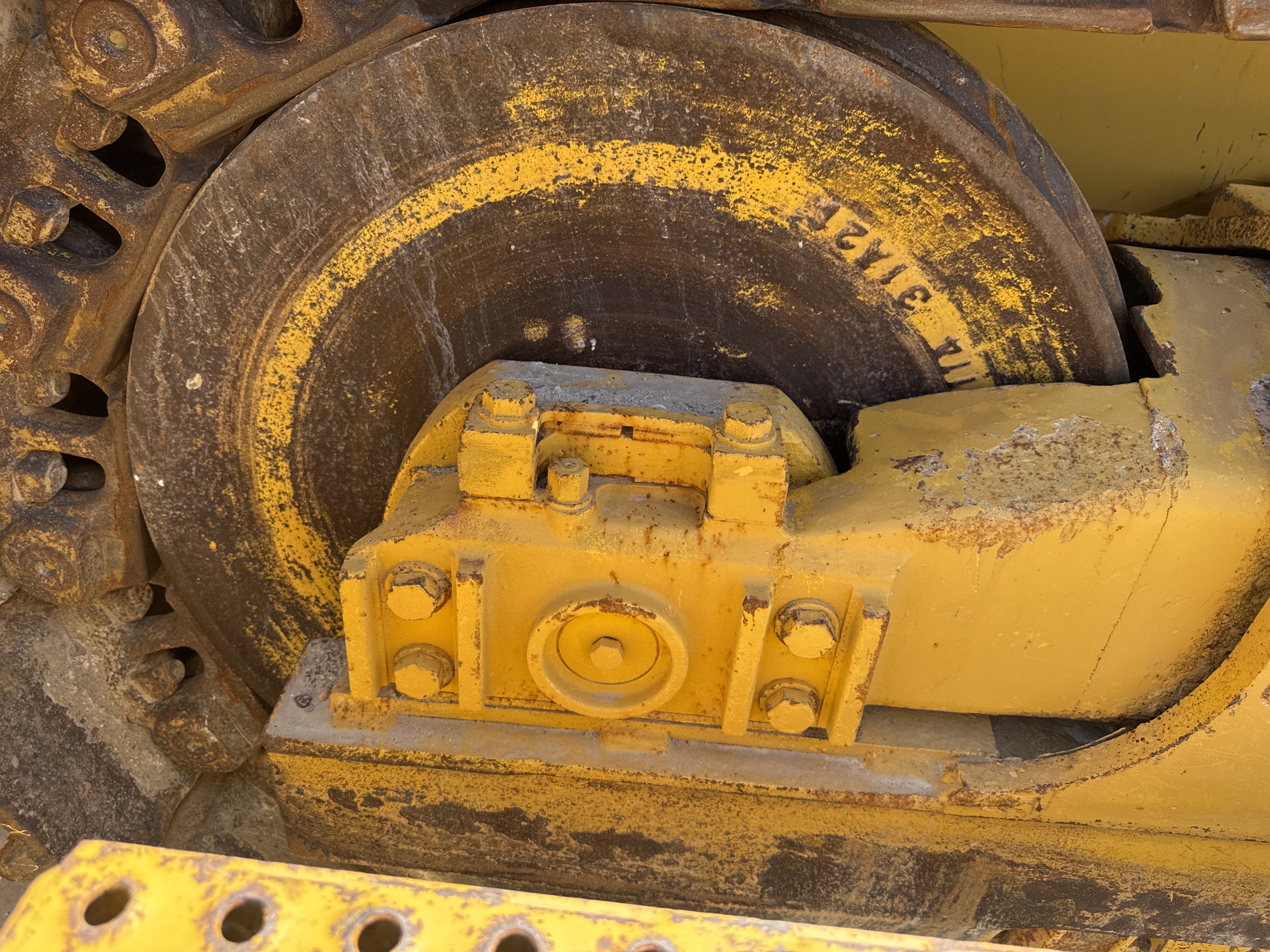 CDB-020-Komatsu-D155A-6R-Crawler-dozers-inspection-Undercarriage-Left-track-tensioner-1