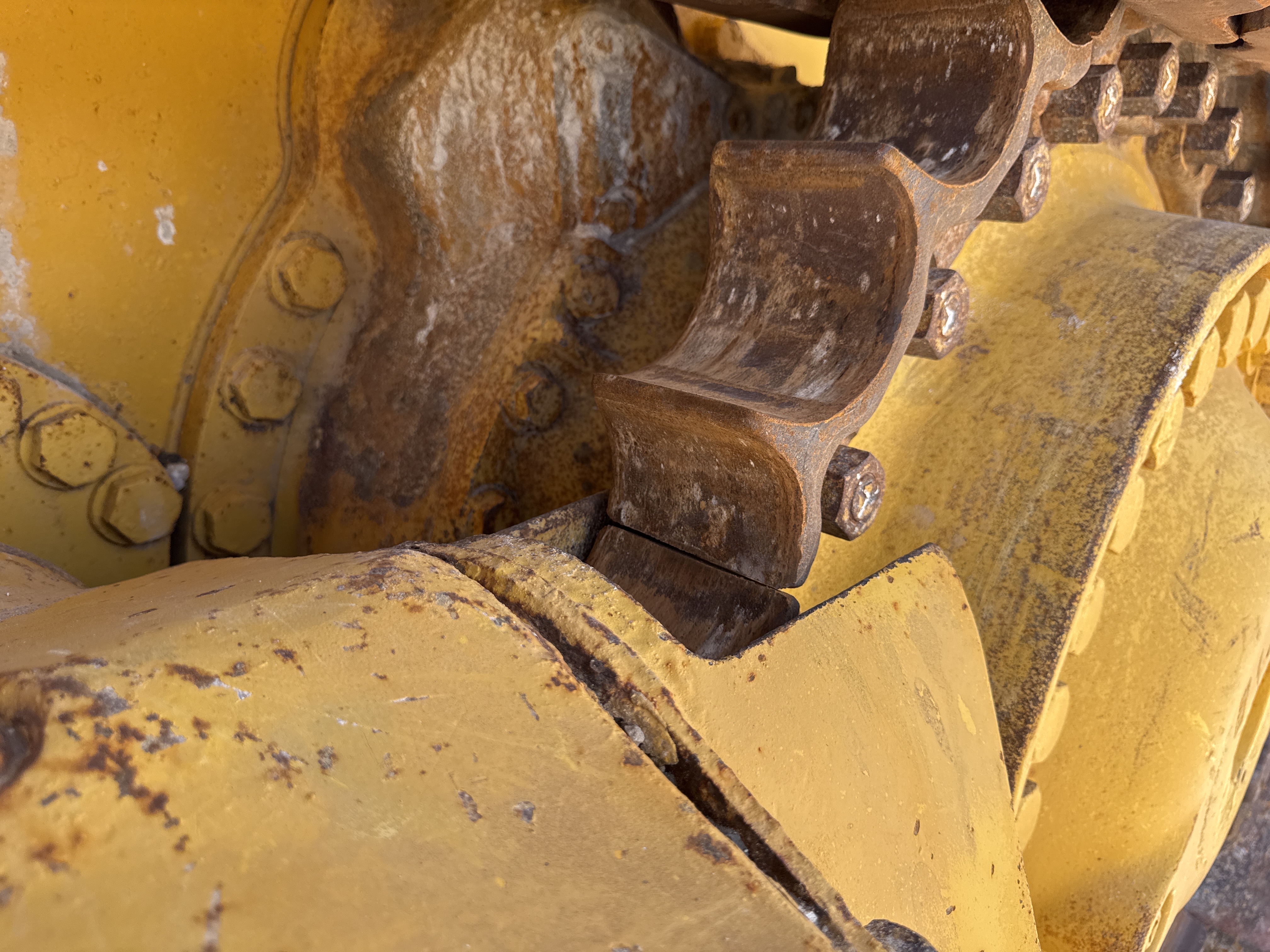 CDB-020-Komatsu-D155A-6R-Crawler-dozers-inspection-Undercarriage-Left-sprocket-1