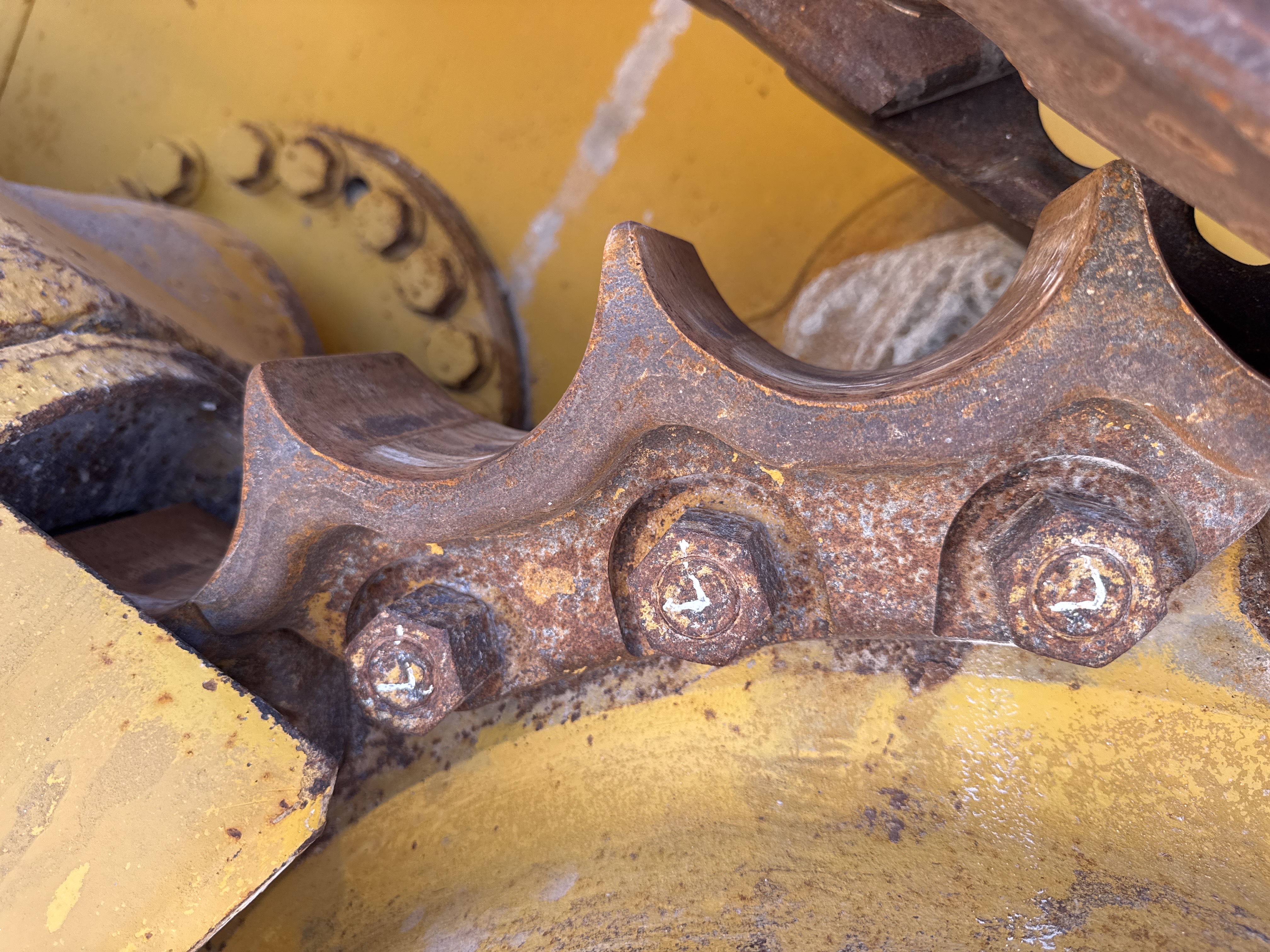 CDB-020-Komatsu-D155A-6R-Crawler-dozers-inspection-Undercarriage-Left-sprocket-1